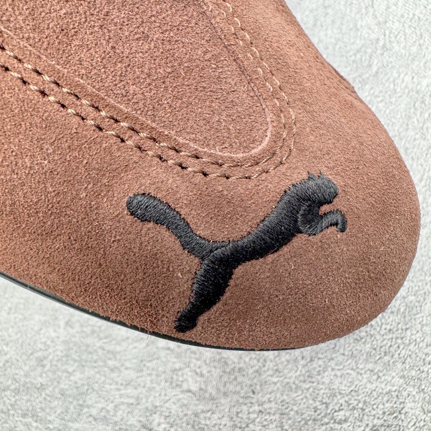 图片[12]-＃CS纯原 PUMA Speedca OG 彪马极速赛车系列低帮德训风拼接复古百搭休闲运动赛车鞋 鞋款从80、90年代赛车手所穿的防火赛车鞋为原型，鞋身线条模仿了赛车的流线廓形，体现了空气动力学原理的结构。简约流畅的外观，恰好又和贯穿其中的Formstrip Logo融合恰到好处，视觉上细节丰富且协调。本次Speedcat OG鞋款归来，最大看点自然式保留了窄版鞋型以及薄底构造。这两年各品牌鞋底越做越厚，Speedcat反其道而行之，上脚几乎无鞋底的效果带来耳目一新的视觉体验。鞋面依旧是以质感细腻的麂皮材质打造，并且大面积近乎全包裹的使用，复古味道也愈发浓烈。配色上更是将最原始的黑色和红色带回，向F1赛车队的标志性队服致敬。相信让各位一眼种草的更多是出挑的大红色，上脚即可瞬间点亮整体造型，在以球鞋为核心的OOTD中脱颖而出。而另一款黑色则是低调的万金油，彰显新潮个性的同时又不喧宾夺主，也是热爱简约系穿搭朋友的首选。 尺码：35.5 36 37 37.5 38 38.5 39 40 40.5 41 42 42.5 43 44 44.5 45-选品中心