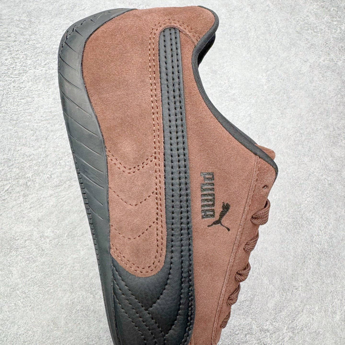 图片[6]-＃CS纯原 PUMA Speedca OG 彪马极速赛车系列低帮德训风拼接复古百搭休闲运动赛车鞋 鞋款从80、90年代赛车手所穿的防火赛车鞋为原型，鞋身线条模仿了赛车的流线廓形，体现了空气动力学原理的结构。简约流畅的外观，恰好又和贯穿其中的Formstrip Logo融合恰到好处，视觉上细节丰富且协调。本次Speedcat OG鞋款归来，最大看点自然式保留了窄版鞋型以及薄底构造。这两年各品牌鞋底越做越厚，Speedcat反其道而行之，上脚几乎无鞋底的效果带来耳目一新的视觉体验。鞋面依旧是以质感细腻的麂皮材质打造，并且大面积近乎全包裹的使用，复古味道也愈发浓烈。配色上更是将最原始的黑色和红色带回，向F1赛车队的标志性队服致敬。相信让各位一眼种草的更多是出挑的大红色，上脚即可瞬间点亮整体造型，在以球鞋为核心的OOTD中脱颖而出。而另一款黑色则是低调的万金油，彰显新潮个性的同时又不喧宾夺主，也是热爱简约系穿搭朋友的首选。 尺码：35.5 36 37 37.5 38 38.5 39 40 40.5 41 42 42.5 43 44 44.5 45-选品中心