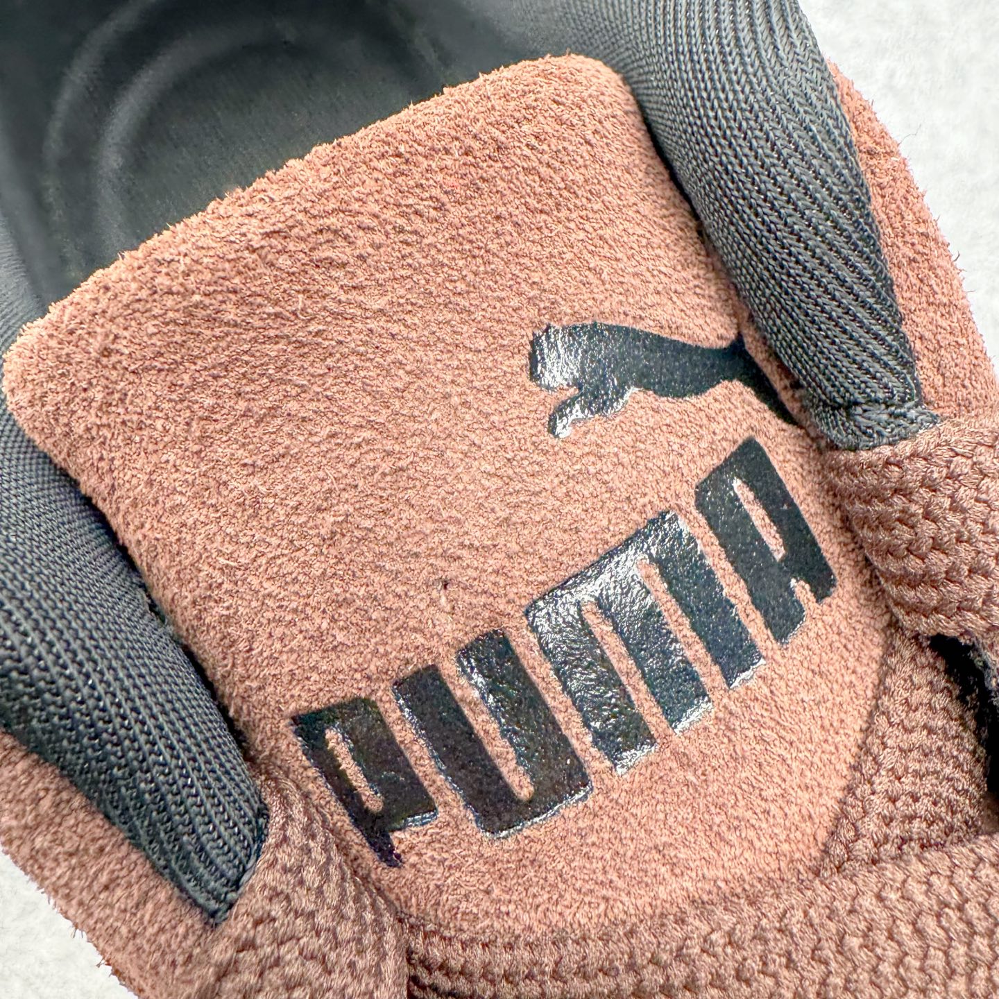 图片[14]-＃CS纯原 PUMA Speedca OG 彪马极速赛车系列低帮德训风拼接复古百搭休闲运动赛车鞋 鞋款从80、90年代赛车手所穿的防火赛车鞋为原型，鞋身线条模仿了赛车的流线廓形，体现了空气动力学原理的结构。简约流畅的外观，恰好又和贯穿其中的Formstrip Logo融合恰到好处，视觉上细节丰富且协调。本次Speedcat OG鞋款归来，最大看点自然式保留了窄版鞋型以及薄底构造。这两年各品牌鞋底越做越厚，Speedcat反其道而行之，上脚几乎无鞋底的效果带来耳目一新的视觉体验。鞋面依旧是以质感细腻的麂皮材质打造，并且大面积近乎全包裹的使用，复古味道也愈发浓烈。配色上更是将最原始的黑色和红色带回，向F1赛车队的标志性队服致敬。相信让各位一眼种草的更多是出挑的大红色，上脚即可瞬间点亮整体造型，在以球鞋为核心的OOTD中脱颖而出。而另一款黑色则是低调的万金油，彰显新潮个性的同时又不喧宾夺主，也是热爱简约系穿搭朋友的首选。 尺码：35.5 36 37 37.5 38 38.5 39 40 40.5 41 42 42.5 43 44 44.5 45-选品中心