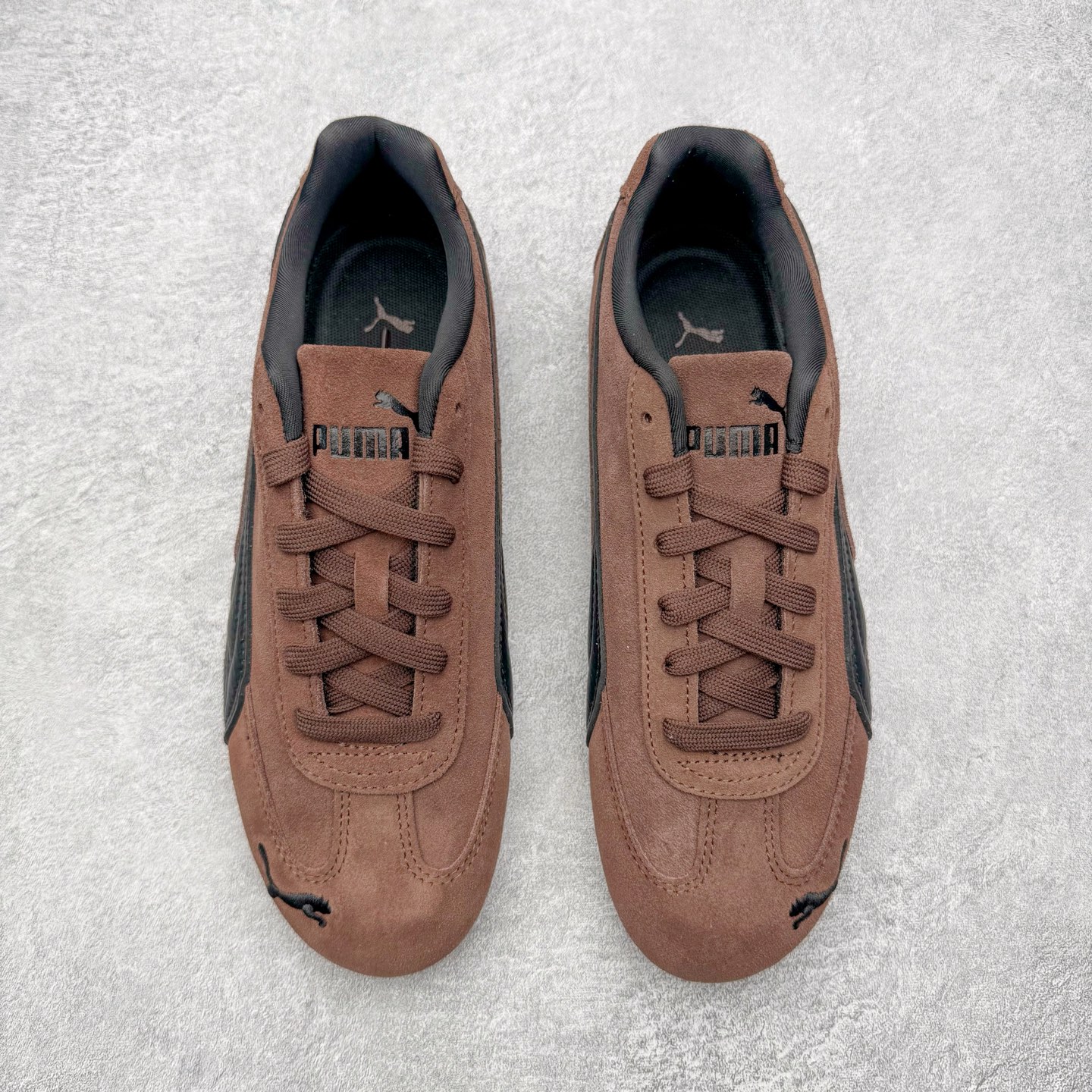 图片[2]-＃CS纯原 PUMA Speedca OG 彪马极速赛车系列低帮德训风拼接复古百搭休闲运动赛车鞋 鞋款从80、90年代赛车手所穿的防火赛车鞋为原型，鞋身线条模仿了赛车的流线廓形，体现了空气动力学原理的结构。简约流畅的外观，恰好又和贯穿其中的Formstrip Logo融合恰到好处，视觉上细节丰富且协调。本次Speedcat OG鞋款归来，最大看点自然式保留了窄版鞋型以及薄底构造。这两年各品牌鞋底越做越厚，Speedcat反其道而行之，上脚几乎无鞋底的效果带来耳目一新的视觉体验。鞋面依旧是以质感细腻的麂皮材质打造，并且大面积近乎全包裹的使用，复古味道也愈发浓烈。配色上更是将最原始的黑色和红色带回，向F1赛车队的标志性队服致敬。相信让各位一眼种草的更多是出挑的大红色，上脚即可瞬间点亮整体造型，在以球鞋为核心的OOTD中脱颖而出。而另一款黑色则是低调的万金油，彰显新潮个性的同时又不喧宾夺主，也是热爱简约系穿搭朋友的首选。 尺码：35.5 36 37 37.5 38 38.5 39 40 40.5 41 42 42.5 43 44 44.5 45-选品中心