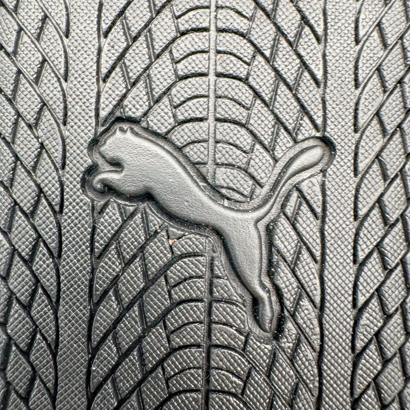 图片[16]-＃CS纯原 PUMA Speedca OG 彪马极速赛车系列低帮德训风拼接复古百搭休闲运动赛车鞋 鞋款从80、90年代赛车手所穿的防火赛车鞋为原型，鞋身线条模仿了赛车的流线廓形，体现了空气动力学原理的结构。简约流畅的外观，恰好又和贯穿其中的Formstrip Logo融合恰到好处，视觉上细节丰富且协调。本次Speedcat OG鞋款归来，最大看点自然式保留了窄版鞋型以及薄底构造。这两年各品牌鞋底越做越厚，Speedcat反其道而行之，上脚几乎无鞋底的效果带来耳目一新的视觉体验。鞋面依旧是以质感细腻的麂皮材质打造，并且大面积近乎全包裹的使用，复古味道也愈发浓烈。配色上更是将最原始的黑色和红色带回，向F1赛车队的标志性队服致敬。相信让各位一眼种草的更多是出挑的大红色，上脚即可瞬间点亮整体造型，在以球鞋为核心的OOTD中脱颖而出。而另一款黑色则是低调的万金油，彰显新潮个性的同时又不喧宾夺主，也是热爱简约系穿搭朋友的首选。 尺码：35.5 36 37 37.5 38 38.5 39 40 40.5 41 42 42.5 43 44 44.5 45-选品中心