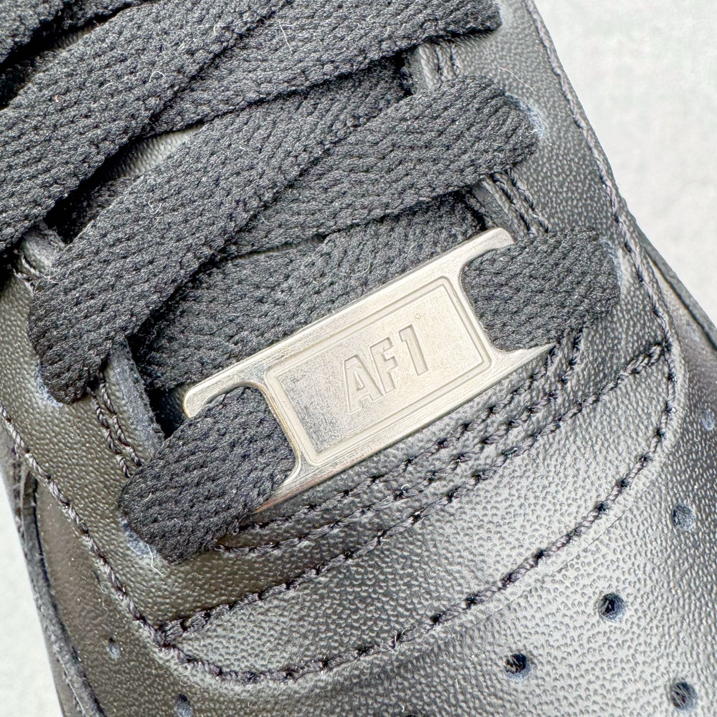 图片[16]-＃G版纯原 NK Air Force 1 Low \’07 空军一号低帮经典板鞋 2025新版 黑红 FZ4146-002 独家私模2025全新鱼鳞纹大底 咬花纹路更加清晰 全新排版鞋头倒置五角星 五角星对比旧版老版本 间距放大 星星缩小 全套官方原配件 防尘布袋 全鞋电脑针车 工整有序 视觉效果满分 原厂拉帮手法 标准四线 密度针距针孔大小控制到位 原装反口里网布海绵 正确卡色网眼大小 新版鞋撑改用纸团代替 原厂港宝加持完美还原灵魂版型 从里到外百分百还原 内置Sole气垫 中底白色背胶 已经无限的接近公司 原厂楦头 原厂刺绣 后跟弧度完美 独家私模最大开发到48.5 尺码：35.5 36 36.5 37.5 38 38.5 39 40 40.5 41 42 42.5 43 44 44.5 45 46 47.5 48.5-选品中心