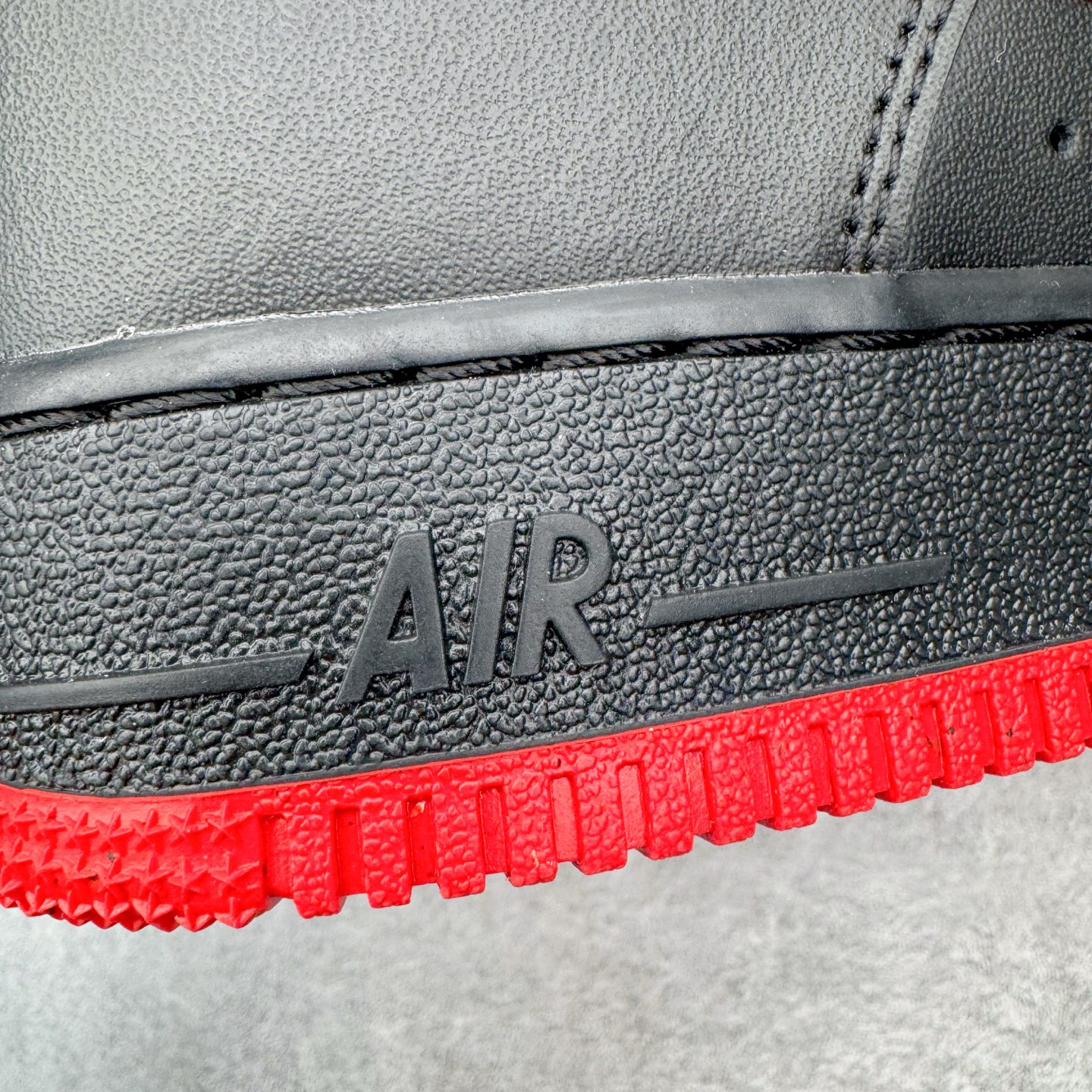 图片[13]-＃G版纯原 NK Air Force 1 Low \’07 空军一号低帮经典板鞋 2025新版 黑红 FZ4146-002 独家私模2025全新鱼鳞纹大底 咬花纹路更加清晰 全新排版鞋头倒置五角星 五角星对比旧版老版本 间距放大 星星缩小 全套官方原配件 防尘布袋 全鞋电脑针车 工整有序 视觉效果满分 原厂拉帮手法 标准四线 密度针距针孔大小控制到位 原装反口里网布海绵 正确卡色网眼大小 新版鞋撑改用纸团代替 原厂港宝加持完美还原灵魂版型 从里到外百分百还原 内置Sole气垫 中底白色背胶 已经无限的接近公司 原厂楦头 原厂刺绣 后跟弧度完美 独家私模最大开发到48.5 尺码：35.5 36 36.5 37.5 38 38.5 39 40 40.5 41 42 42.5 43 44 44.5 45 46 47.5 48.5-选品中心