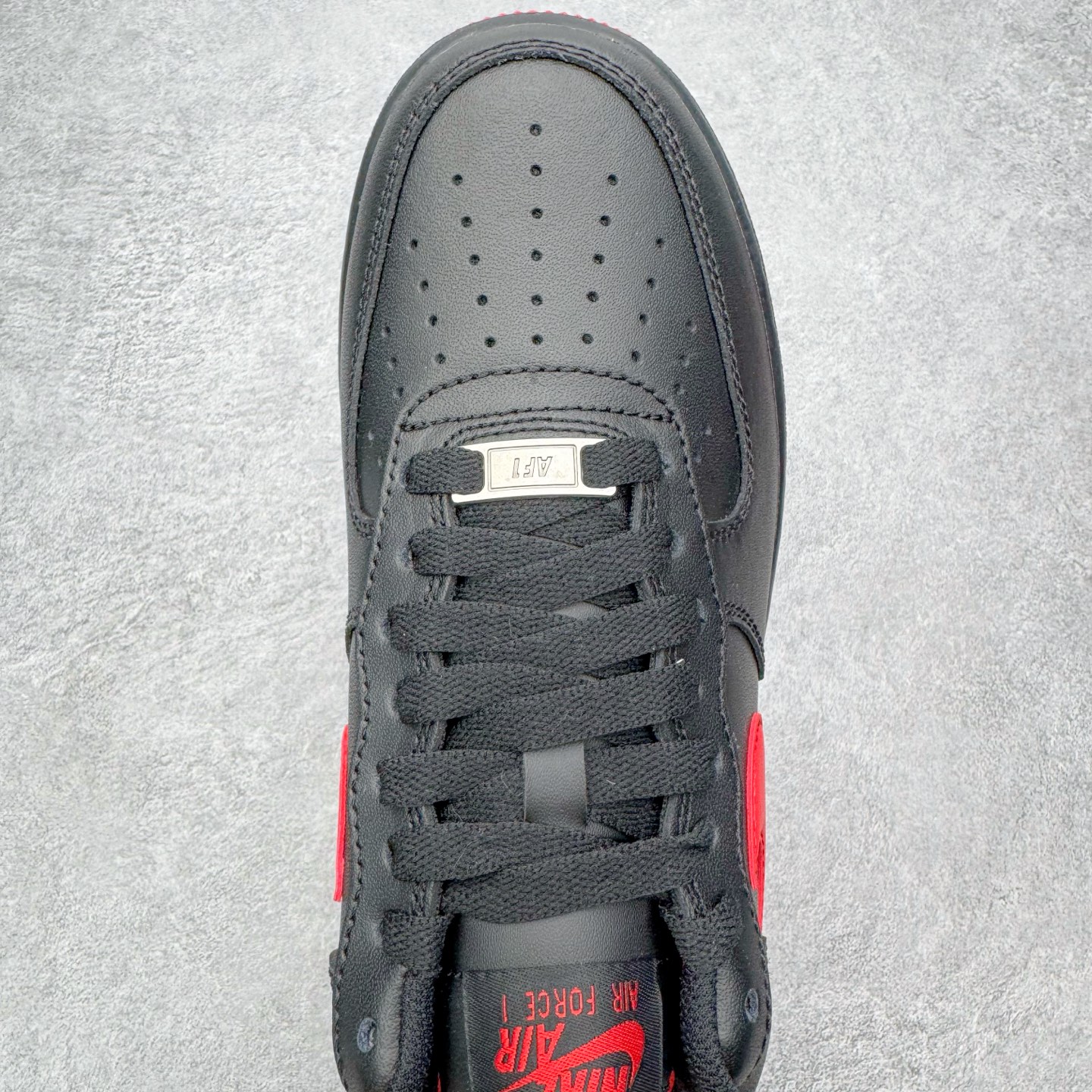 图片[4]-＃G版纯原 NK Air Force 1 Low \’07 空军一号低帮经典板鞋 2025新版 黑红 FZ4146-002 独家私模2025全新鱼鳞纹大底 咬花纹路更加清晰 全新排版鞋头倒置五角星 五角星对比旧版老版本 间距放大 星星缩小 全套官方原配件 防尘布袋 全鞋电脑针车 工整有序 视觉效果满分 原厂拉帮手法 标准四线 密度针距针孔大小控制到位 原装反口里网布海绵 正确卡色网眼大小 新版鞋撑改用纸团代替 原厂港宝加持完美还原灵魂版型 从里到外百分百还原 内置Sole气垫 中底白色背胶 已经无限的接近公司 原厂楦头 原厂刺绣 后跟弧度完美 独家私模最大开发到48.5 尺码：35.5 36 36.5 37.5 38 38.5 39 40 40.5 41 42 42.5 43 44 44.5 45 46 47.5 48.5-选品中心