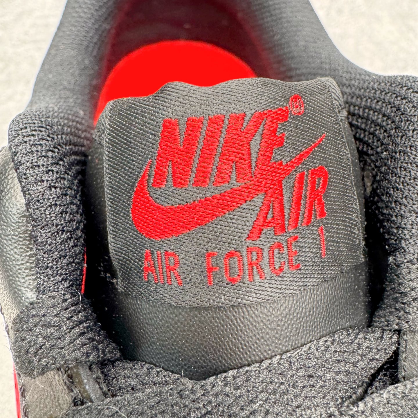 图片[17]-＃G版纯原 NK Air Force 1 Low \’07 空军一号低帮经典板鞋 2025新版 黑红 FZ4146-002 独家私模2025全新鱼鳞纹大底 咬花纹路更加清晰 全新排版鞋头倒置五角星 五角星对比旧版老版本 间距放大 星星缩小 全套官方原配件 防尘布袋 全鞋电脑针车 工整有序 视觉效果满分 原厂拉帮手法 标准四线 密度针距针孔大小控制到位 原装反口里网布海绵 正确卡色网眼大小 新版鞋撑改用纸团代替 原厂港宝加持完美还原灵魂版型 从里到外百分百还原 内置Sole气垫 中底白色背胶 已经无限的接近公司 原厂楦头 原厂刺绣 后跟弧度完美 独家私模最大开发到48.5 尺码：35.5 36 36.5 37.5 38 38.5 39 40 40.5 41 42 42.5 43 44 44.5 45 46 47.5 48.5-选品中心