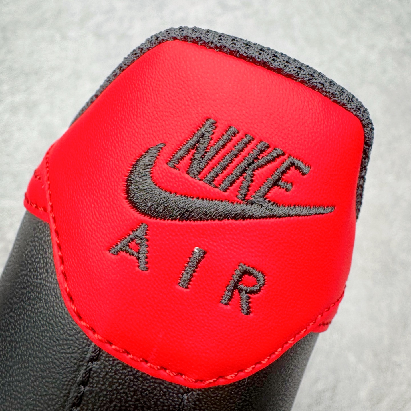 图片[14]-＃G版纯原 NK Air Force 1 Low \’07 空军一号低帮经典板鞋 2025新版 黑红 FZ4146-002 独家私模2025全新鱼鳞纹大底 咬花纹路更加清晰 全新排版鞋头倒置五角星 五角星对比旧版老版本 间距放大 星星缩小 全套官方原配件 防尘布袋 全鞋电脑针车 工整有序 视觉效果满分 原厂拉帮手法 标准四线 密度针距针孔大小控制到位 原装反口里网布海绵 正确卡色网眼大小 新版鞋撑改用纸团代替 原厂港宝加持完美还原灵魂版型 从里到外百分百还原 内置Sole气垫 中底白色背胶 已经无限的接近公司 原厂楦头 原厂刺绣 后跟弧度完美 独家私模最大开发到48.5 尺码：35.5 36 36.5 37.5 38 38.5 39 40 40.5 41 42 42.5 43 44 44.5 45 46 47.5 48.5-选品中心