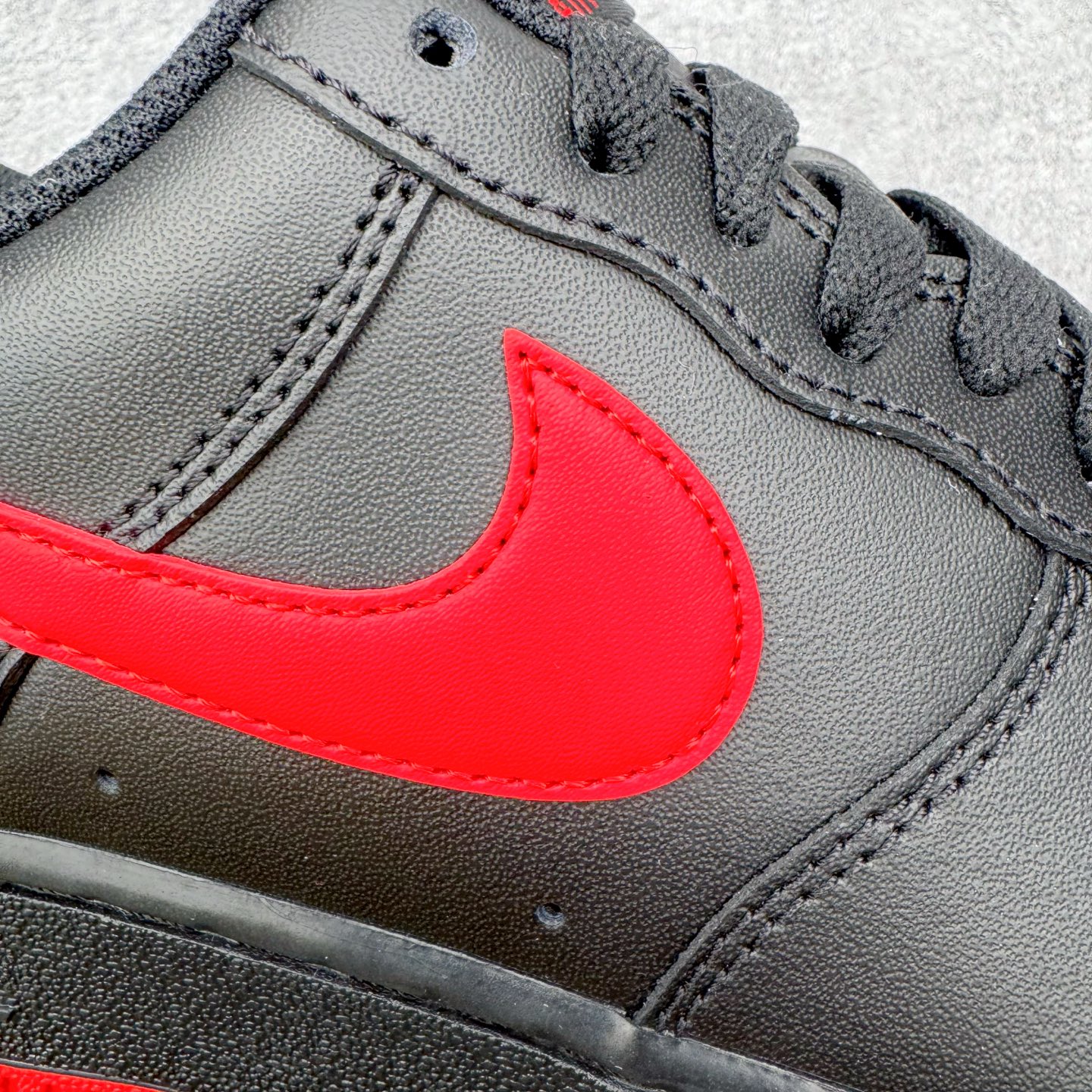 图片[11]-＃G版纯原 NK Air Force 1 Low \’07 空军一号低帮经典板鞋 2025新版 黑红 FZ4146-002 独家私模2025全新鱼鳞纹大底 咬花纹路更加清晰 全新排版鞋头倒置五角星 五角星对比旧版老版本 间距放大 星星缩小 全套官方原配件 防尘布袋 全鞋电脑针车 工整有序 视觉效果满分 原厂拉帮手法 标准四线 密度针距针孔大小控制到位 原装反口里网布海绵 正确卡色网眼大小 新版鞋撑改用纸团代替 原厂港宝加持完美还原灵魂版型 从里到外百分百还原 内置Sole气垫 中底白色背胶 已经无限的接近公司 原厂楦头 原厂刺绣 后跟弧度完美 独家私模最大开发到48.5 尺码：35.5 36 36.5 37.5 38 38.5 39 40 40.5 41 42 42.5 43 44 44.5 45 46 47.5 48.5-选品中心