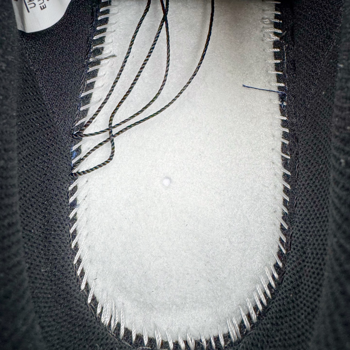 图片[19]-＃G版纯原 NK Air Force 1 Low \’07 空军一号低帮经典板鞋 2025新版 黑红 FZ4146-002 独家私模2025全新鱼鳞纹大底 咬花纹路更加清晰 全新排版鞋头倒置五角星 五角星对比旧版老版本 间距放大 星星缩小 全套官方原配件 防尘布袋 全鞋电脑针车 工整有序 视觉效果满分 原厂拉帮手法 标准四线 密度针距针孔大小控制到位 原装反口里网布海绵 正确卡色网眼大小 新版鞋撑改用纸团代替 原厂港宝加持完美还原灵魂版型 从里到外百分百还原 内置Sole气垫 中底白色背胶 已经无限的接近公司 原厂楦头 原厂刺绣 后跟弧度完美 独家私模最大开发到48.5 尺码：35.5 36 36.5 37.5 38 38.5 39 40 40.5 41 42 42.5 43 44 44.5 45 46 47.5 48.5-选品中心