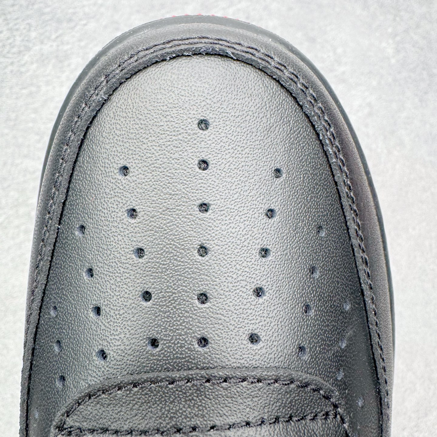 图片[15]-＃G版纯原 NK Air Force 1 Low \’07 空军一号低帮经典板鞋 2025新版 黑红 FZ4146-002 独家私模2025全新鱼鳞纹大底 咬花纹路更加清晰 全新排版鞋头倒置五角星 五角星对比旧版老版本 间距放大 星星缩小 全套官方原配件 防尘布袋 全鞋电脑针车 工整有序 视觉效果满分 原厂拉帮手法 标准四线 密度针距针孔大小控制到位 原装反口里网布海绵 正确卡色网眼大小 新版鞋撑改用纸团代替 原厂港宝加持完美还原灵魂版型 从里到外百分百还原 内置Sole气垫 中底白色背胶 已经无限的接近公司 原厂楦头 原厂刺绣 后跟弧度完美 独家私模最大开发到48.5 尺码：35.5 36 36.5 37.5 38 38.5 39 40 40.5 41 42 42.5 43 44 44.5 45 46 47.5 48.5-选品中心