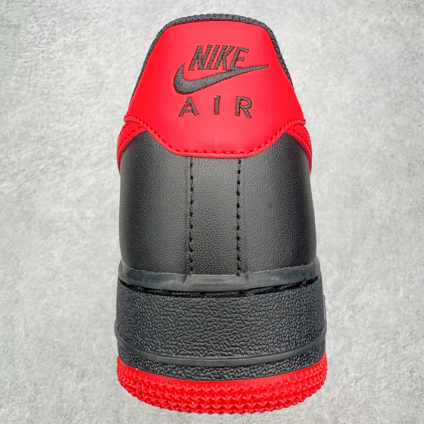 图片[8]-＃G版纯原 NK Air Force 1 Low \’07 空军一号低帮经典板鞋 2025新版 黑红 FZ4146-002 独家私模2025全新鱼鳞纹大底 咬花纹路更加清晰 全新排版鞋头倒置五角星 五角星对比旧版老版本 间距放大 星星缩小 全套官方原配件 防尘布袋 全鞋电脑针车 工整有序 视觉效果满分 原厂拉帮手法 标准四线 密度针距针孔大小控制到位 原装反口里网布海绵 正确卡色网眼大小 新版鞋撑改用纸团代替 原厂港宝加持完美还原灵魂版型 从里到外百分百还原 内置Sole气垫 中底白色背胶 已经无限的接近公司 原厂楦头 原厂刺绣 后跟弧度完美 独家私模最大开发到48.5 尺码：35.5 36 36.5 37.5 38 38.5 39 40 40.5 41 42 42.5 43 44 44.5 45 46 47.5 48.5-选品中心