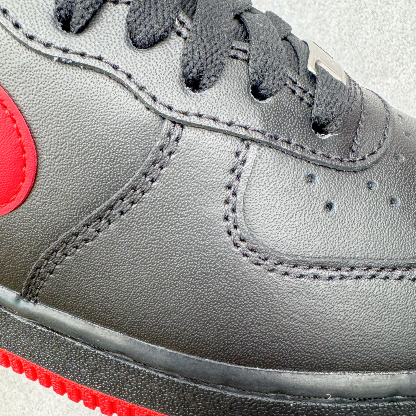 图片[12]-＃G版纯原 NK Air Force 1 Low \’07 空军一号低帮经典板鞋 2025新版 黑红 FZ4146-002 独家私模2025全新鱼鳞纹大底 咬花纹路更加清晰 全新排版鞋头倒置五角星 五角星对比旧版老版本 间距放大 星星缩小 全套官方原配件 防尘布袋 全鞋电脑针车 工整有序 视觉效果满分 原厂拉帮手法 标准四线 密度针距针孔大小控制到位 原装反口里网布海绵 正确卡色网眼大小 新版鞋撑改用纸团代替 原厂港宝加持完美还原灵魂版型 从里到外百分百还原 内置Sole气垫 中底白色背胶 已经无限的接近公司 原厂楦头 原厂刺绣 后跟弧度完美 独家私模最大开发到48.5 尺码：35.5 36 36.5 37.5 38 38.5 39 40 40.5 41 42 42.5 43 44 44.5 45 46 47.5 48.5-选品中心