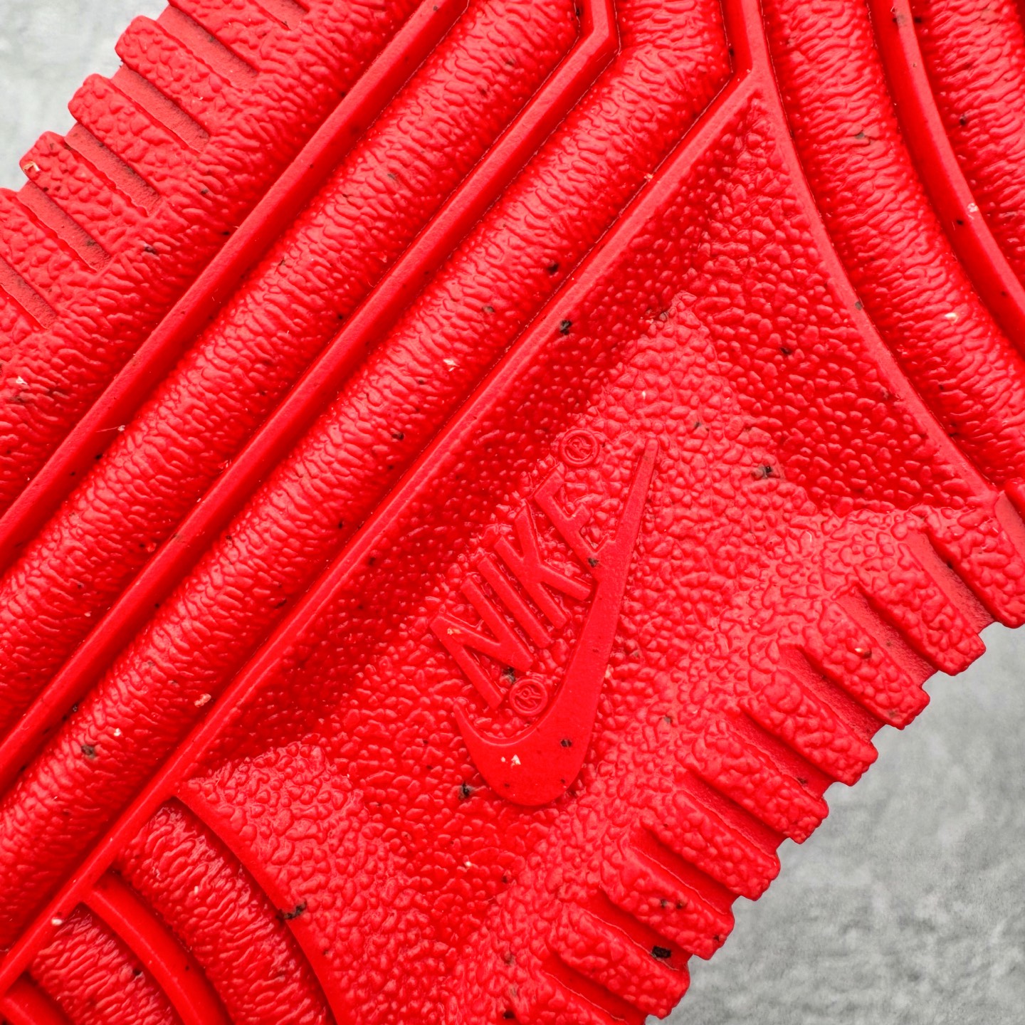 图片[10]-＃G版纯原 NK Air Force 1 Low \’07 空军一号低帮经典板鞋 2025新版 黑红 FZ4146-002 独家私模2025全新鱼鳞纹大底 咬花纹路更加清晰 全新排版鞋头倒置五角星 五角星对比旧版老版本 间距放大 星星缩小 全套官方原配件 防尘布袋 全鞋电脑针车 工整有序 视觉效果满分 原厂拉帮手法 标准四线 密度针距针孔大小控制到位 原装反口里网布海绵 正确卡色网眼大小 新版鞋撑改用纸团代替 原厂港宝加持完美还原灵魂版型 从里到外百分百还原 内置Sole气垫 中底白色背胶 已经无限的接近公司 原厂楦头 原厂刺绣 后跟弧度完美 独家私模最大开发到48.5 尺码：35.5 36 36.5 37.5 38 38.5 39 40 40.5 41 42 42.5 43 44 44.5 45 46 47.5 48.5-选品中心