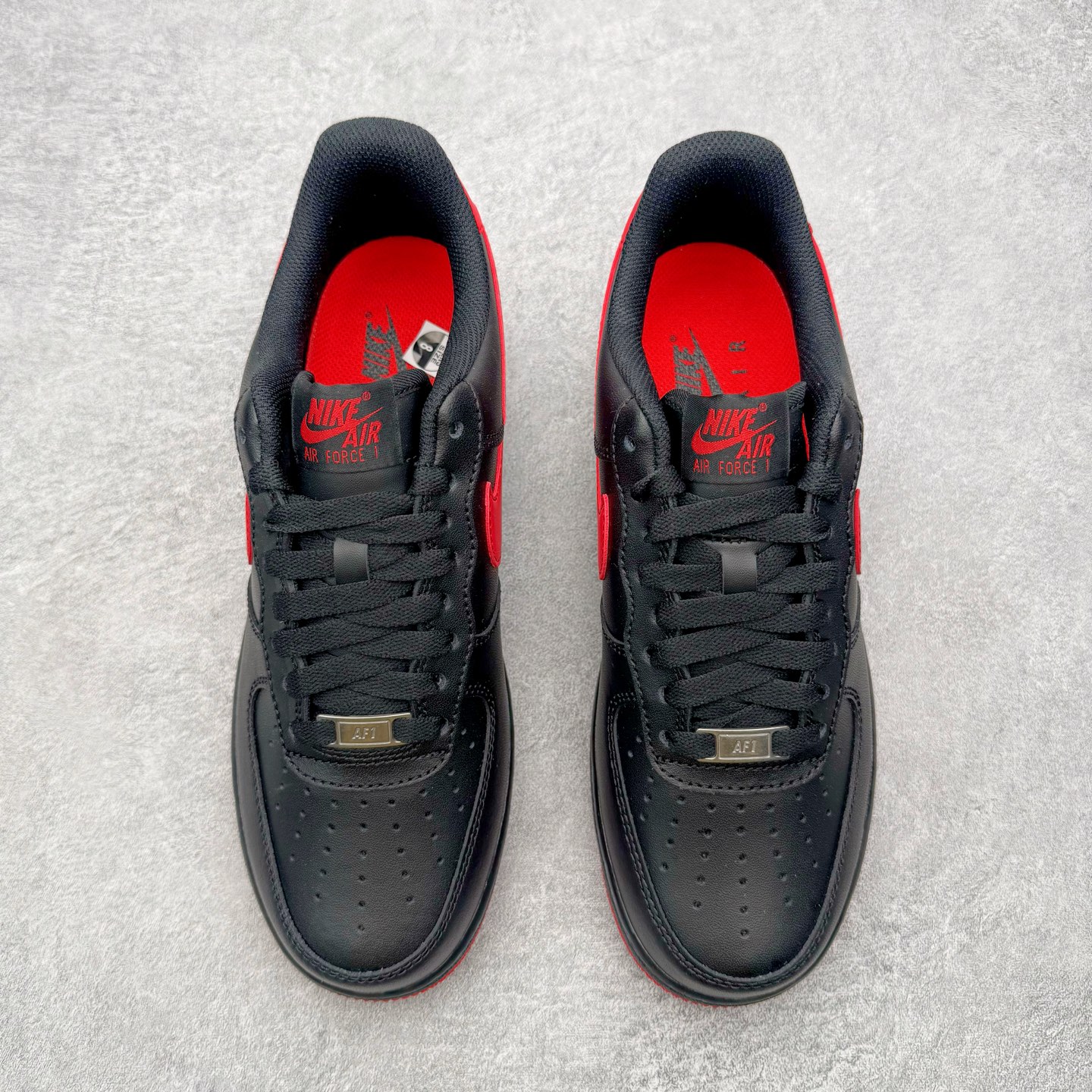 图片[2]-＃G版纯原 NK Air Force 1 Low \’07 空军一号低帮经典板鞋 2025新版 黑红 FZ4146-002 独家私模2025全新鱼鳞纹大底 咬花纹路更加清晰 全新排版鞋头倒置五角星 五角星对比旧版老版本 间距放大 星星缩小 全套官方原配件 防尘布袋 全鞋电脑针车 工整有序 视觉效果满分 原厂拉帮手法 标准四线 密度针距针孔大小控制到位 原装反口里网布海绵 正确卡色网眼大小 新版鞋撑改用纸团代替 原厂港宝加持完美还原灵魂版型 从里到外百分百还原 内置Sole气垫 中底白色背胶 已经无限的接近公司 原厂楦头 原厂刺绣 后跟弧度完美 独家私模最大开发到48.5 尺码：35.5 36 36.5 37.5 38 38.5 39 40 40.5 41 42 42.5 43 44 44.5 45 46 47.5 48.5-选品中心