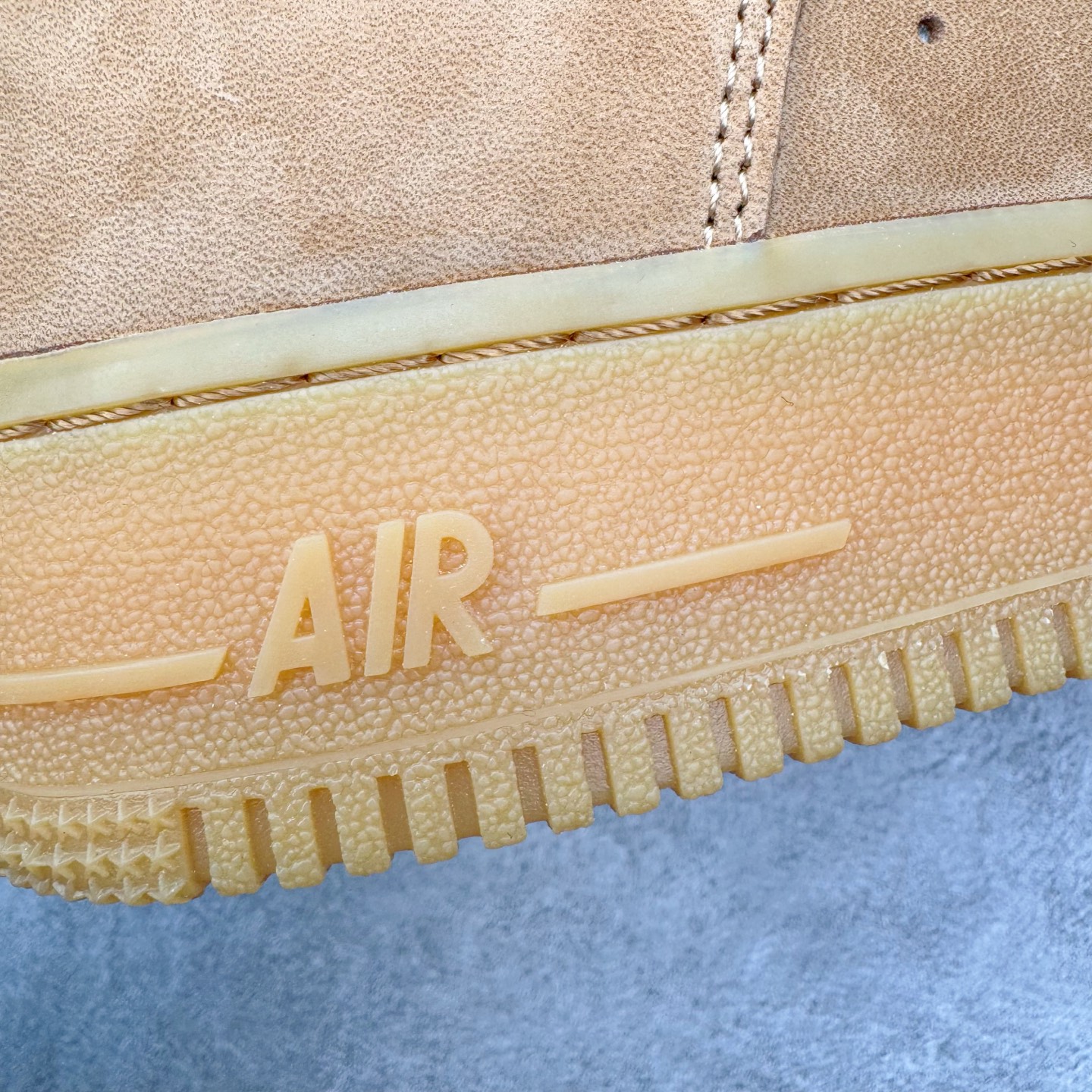 图片[18]-＃G5 NK Air Force 1 Low 07 LV8 \\\”Wheat Flax\\\” 空军一号低帮 小麦色 CJ9179-200 同步官方2025全新版本 不规则波浪大底咬花 全鞋电脑针车 工整有序 视觉效果满分 原厂拉帮手法 标准四线 密度针距针孔大小控制到位 原装反口里网布海绵 正确卡色网眼大小 新版鞋撑改用纸团代替 原厂港宝加持完美还原灵魂版型 原盒原配从里到外百分百还原 原厂全头层原厂皮料 原标原盒 内置Sole气垫 中底白色背胶 中底划线 已经无限的接近公司 原厂楦头 原厂刺绣 后跟弧度修正 独家私模最大开发到47.5 尺码：35.5 36 36.5 37.5 38 38.5 39 40 40.5 41 42 42.5 43 44 44.5 45 46 47.5-选品中心