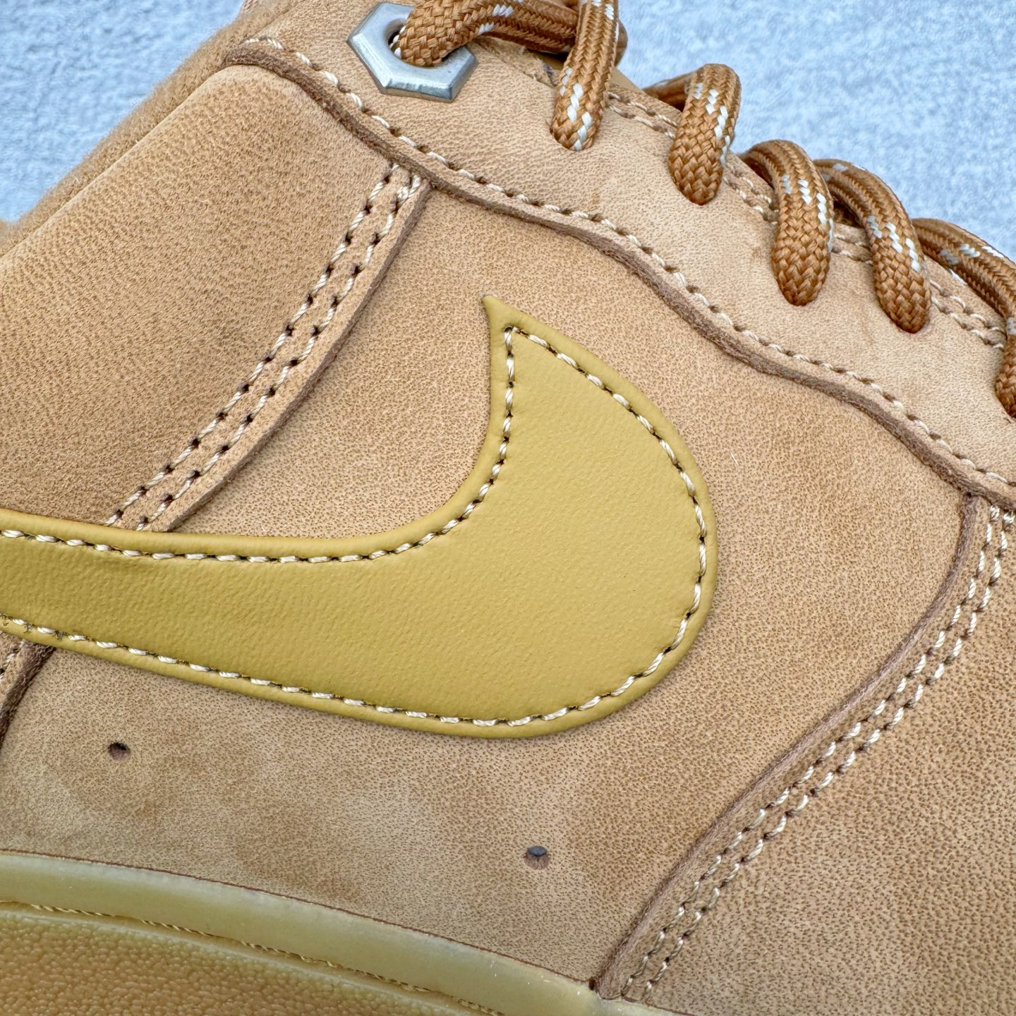 图片[20]-＃G5 NK Air Force 1 Low 07 LV8 \\\”Wheat Flax\\\” 空军一号低帮 小麦色 CJ9179-200 同步官方2025全新版本 不规则波浪大底咬花 全鞋电脑针车 工整有序 视觉效果满分 原厂拉帮手法 标准四线 密度针距针孔大小控制到位 原装反口里网布海绵 正确卡色网眼大小 新版鞋撑改用纸团代替 原厂港宝加持完美还原灵魂版型 原盒原配从里到外百分百还原 原厂全头层原厂皮料 原标原盒 内置Sole气垫 中底白色背胶 中底划线 已经无限的接近公司 原厂楦头 原厂刺绣 后跟弧度修正 独家私模最大开发到47.5 尺码：35.5 36 36.5 37.5 38 38.5 39 40 40.5 41 42 42.5 43 44 44.5 45 46 47.5-选品中心