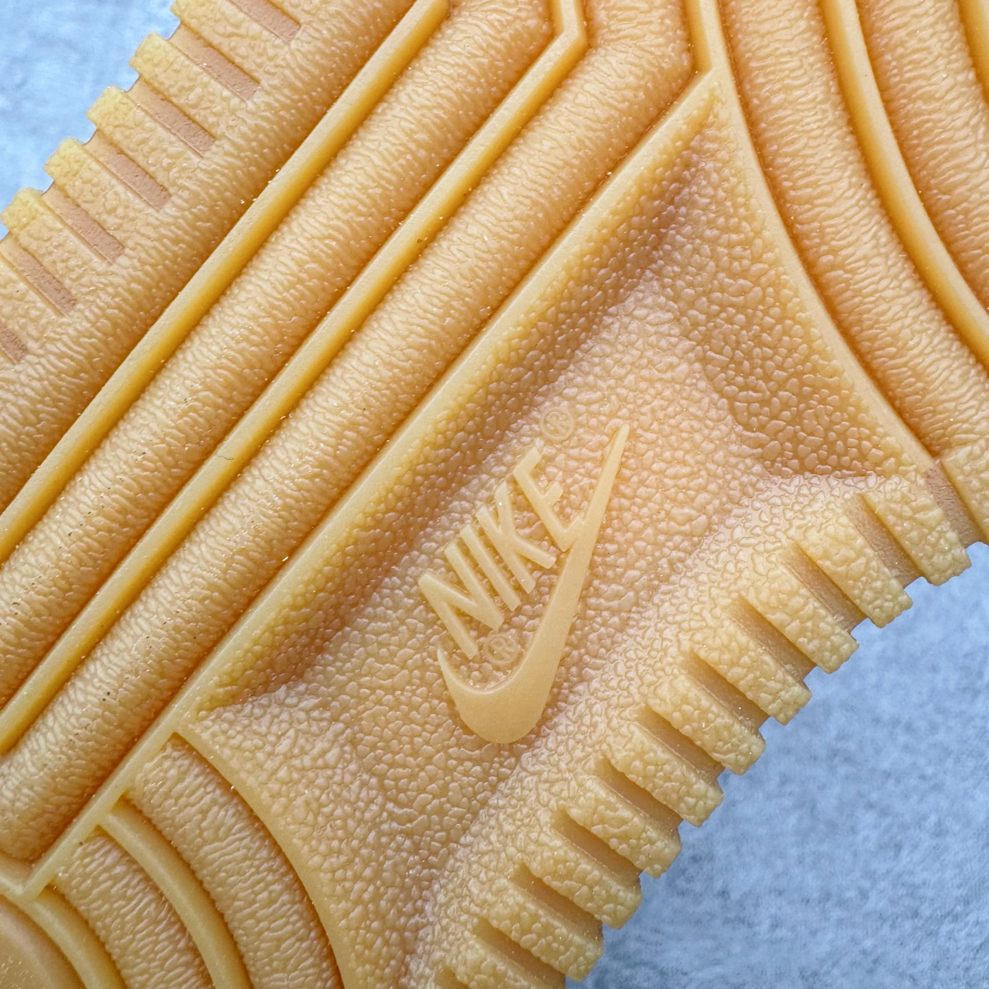 图片[21]-＃G5 NK Air Force 1 Low 07 LV8 \\\”Wheat Flax\\\” 空军一号低帮 小麦色 CJ9179-200 同步官方2025全新版本 不规则波浪大底咬花 全鞋电脑针车 工整有序 视觉效果满分 原厂拉帮手法 标准四线 密度针距针孔大小控制到位 原装反口里网布海绵 正确卡色网眼大小 新版鞋撑改用纸团代替 原厂港宝加持完美还原灵魂版型 原盒原配从里到外百分百还原 原厂全头层原厂皮料 原标原盒 内置Sole气垫 中底白色背胶 中底划线 已经无限的接近公司 原厂楦头 原厂刺绣 后跟弧度修正 独家私模最大开发到47.5 尺码：35.5 36 36.5 37.5 38 38.5 39 40 40.5 41 42 42.5 43 44 44.5 45 46 47.5-选品中心