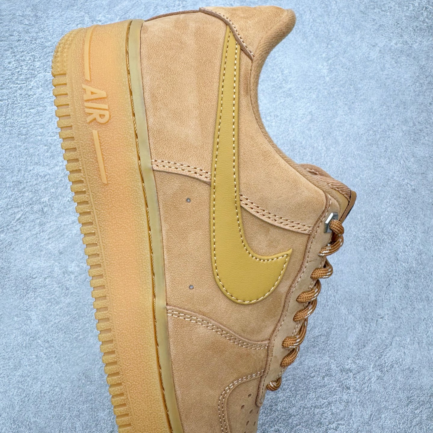 图片[6]-＃G5 NK Air Force 1 Low 07 LV8 \\\”Wheat Flax\\\” 空军一号低帮 小麦色 CJ9179-200 同步官方2025全新版本 不规则波浪大底咬花 全鞋电脑针车 工整有序 视觉效果满分 原厂拉帮手法 标准四线 密度针距针孔大小控制到位 原装反口里网布海绵 正确卡色网眼大小 新版鞋撑改用纸团代替 原厂港宝加持完美还原灵魂版型 原盒原配从里到外百分百还原 原厂全头层原厂皮料 原标原盒 内置Sole气垫 中底白色背胶 中底划线 已经无限的接近公司 原厂楦头 原厂刺绣 后跟弧度修正 独家私模最大开发到47.5 尺码：35.5 36 36.5 37.5 38 38.5 39 40 40.5 41 42 42.5 43 44 44.5 45 46 47.5-选品中心