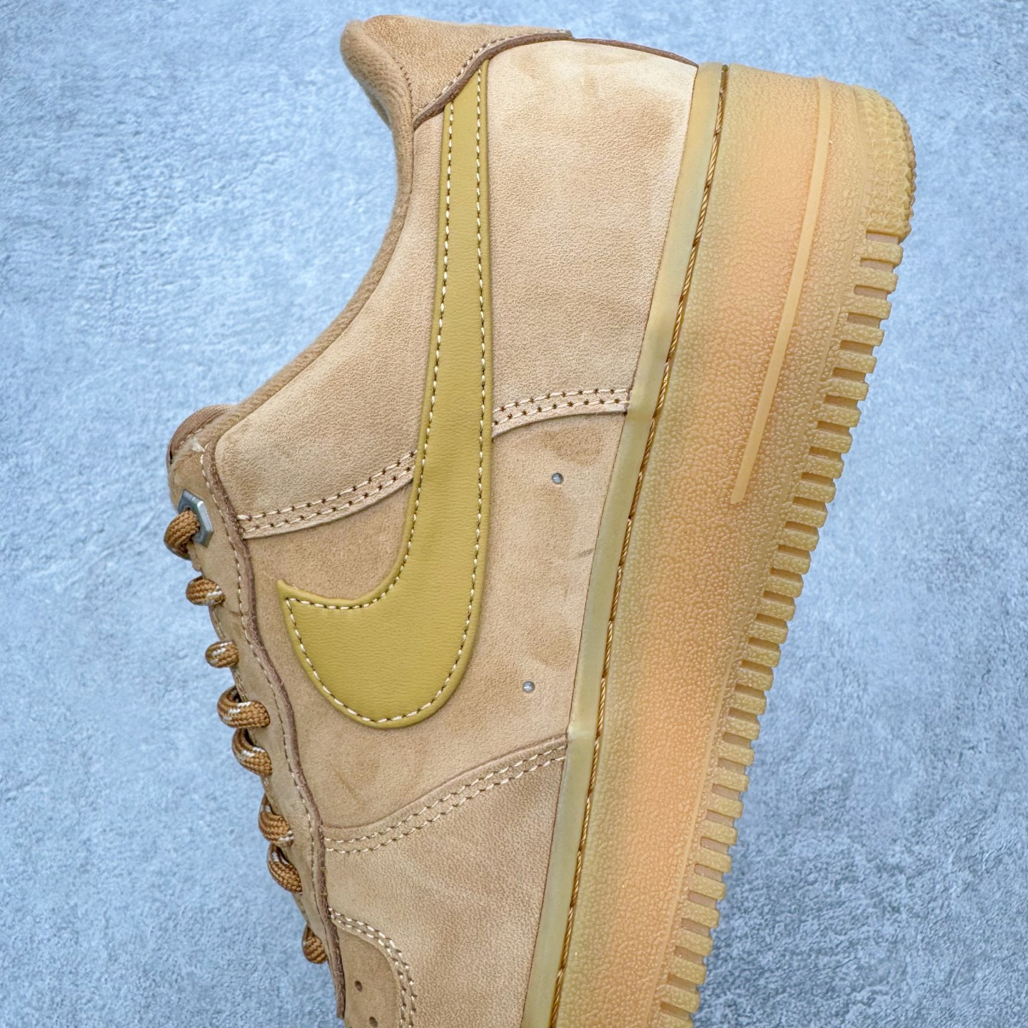 图片[7]-＃G5 NK Air Force 1 Low 07 LV8 \\\”Wheat Flax\\\” 空军一号低帮 小麦色 CJ9179-200 同步官方2025全新版本 不规则波浪大底咬花 全鞋电脑针车 工整有序 视觉效果满分 原厂拉帮手法 标准四线 密度针距针孔大小控制到位 原装反口里网布海绵 正确卡色网眼大小 新版鞋撑改用纸团代替 原厂港宝加持完美还原灵魂版型 原盒原配从里到外百分百还原 原厂全头层原厂皮料 原标原盒 内置Sole气垫 中底白色背胶 中底划线 已经无限的接近公司 原厂楦头 原厂刺绣 后跟弧度修正 独家私模最大开发到47.5 尺码：35.5 36 36.5 37.5 38 38.5 39 40 40.5 41 42 42.5 43 44 44.5 45 46 47.5-选品中心