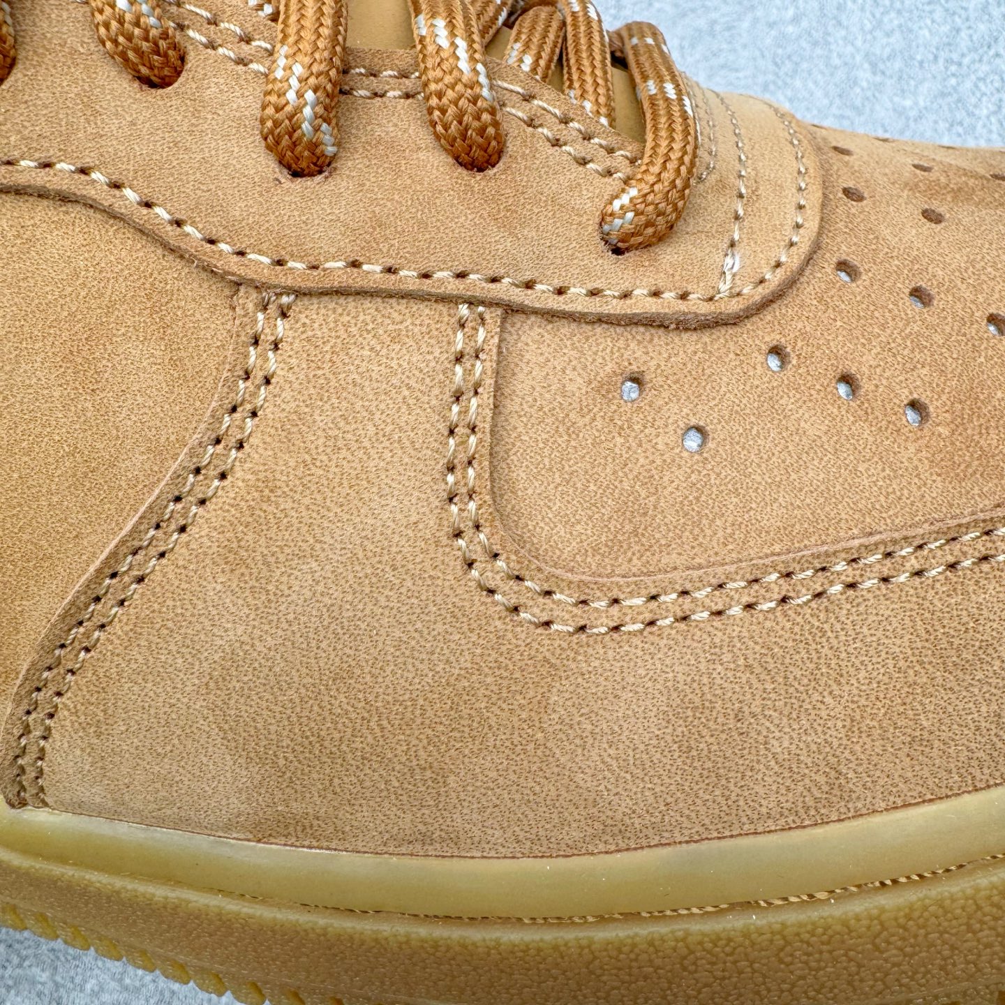 图片[19]-＃G5 NK Air Force 1 Low 07 LV8 \\\”Wheat Flax\\\” 空军一号低帮 小麦色 CJ9179-200 同步官方2025全新版本 不规则波浪大底咬花 全鞋电脑针车 工整有序 视觉效果满分 原厂拉帮手法 标准四线 密度针距针孔大小控制到位 原装反口里网布海绵 正确卡色网眼大小 新版鞋撑改用纸团代替 原厂港宝加持完美还原灵魂版型 原盒原配从里到外百分百还原 原厂全头层原厂皮料 原标原盒 内置Sole气垫 中底白色背胶 中底划线 已经无限的接近公司 原厂楦头 原厂刺绣 后跟弧度修正 独家私模最大开发到47.5 尺码：35.5 36 36.5 37.5 38 38.5 39 40 40.5 41 42 42.5 43 44 44.5 45 46 47.5-选品中心