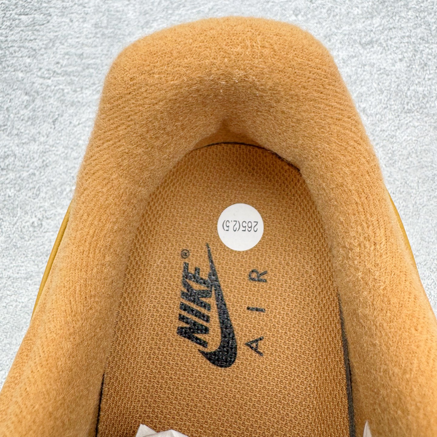 图片[13]-＃G5 NK Air Force 1 Low 07 LV8 \\\”Wheat Flax\\\” 空军一号低帮 小麦色 CJ9179-200 同步官方2025全新版本 不规则波浪大底咬花 全鞋电脑针车 工整有序 视觉效果满分 原厂拉帮手法 标准四线 密度针距针孔大小控制到位 原装反口里网布海绵 正确卡色网眼大小 新版鞋撑改用纸团代替 原厂港宝加持完美还原灵魂版型 原盒原配从里到外百分百还原 原厂全头层原厂皮料 原标原盒 内置Sole气垫 中底白色背胶 中底划线 已经无限的接近公司 原厂楦头 原厂刺绣 后跟弧度修正 独家私模最大开发到47.5 尺码：35.5 36 36.5 37.5 38 38.5 39 40 40.5 41 42 42.5 43 44 44.5 45 46 47.5-选品中心