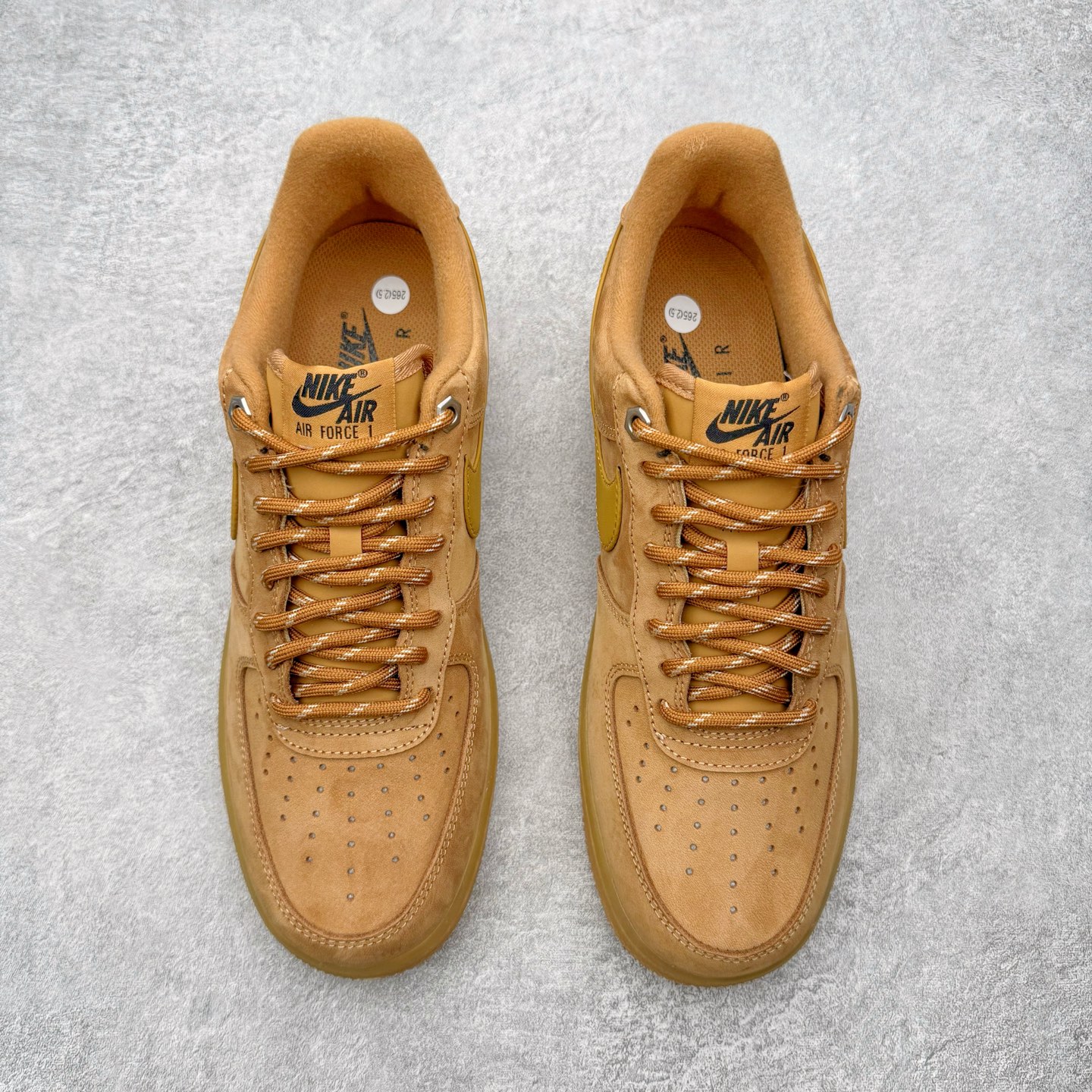 图片[2]-＃G5 NK Air Force 1 Low 07 LV8 \\\”Wheat Flax\\\” 空军一号低帮 小麦色 CJ9179-200 同步官方2025全新版本 不规则波浪大底咬花 全鞋电脑针车 工整有序 视觉效果满分 原厂拉帮手法 标准四线 密度针距针孔大小控制到位 原装反口里网布海绵 正确卡色网眼大小 新版鞋撑改用纸团代替 原厂港宝加持完美还原灵魂版型 原盒原配从里到外百分百还原 原厂全头层原厂皮料 原标原盒 内置Sole气垫 中底白色背胶 中底划线 已经无限的接近公司 原厂楦头 原厂刺绣 后跟弧度修正 独家私模最大开发到47.5 尺码：35.5 36 36.5 37.5 38 38.5 39 40 40.5 41 42 42.5 43 44 44.5 45 46 47.5-选品中心