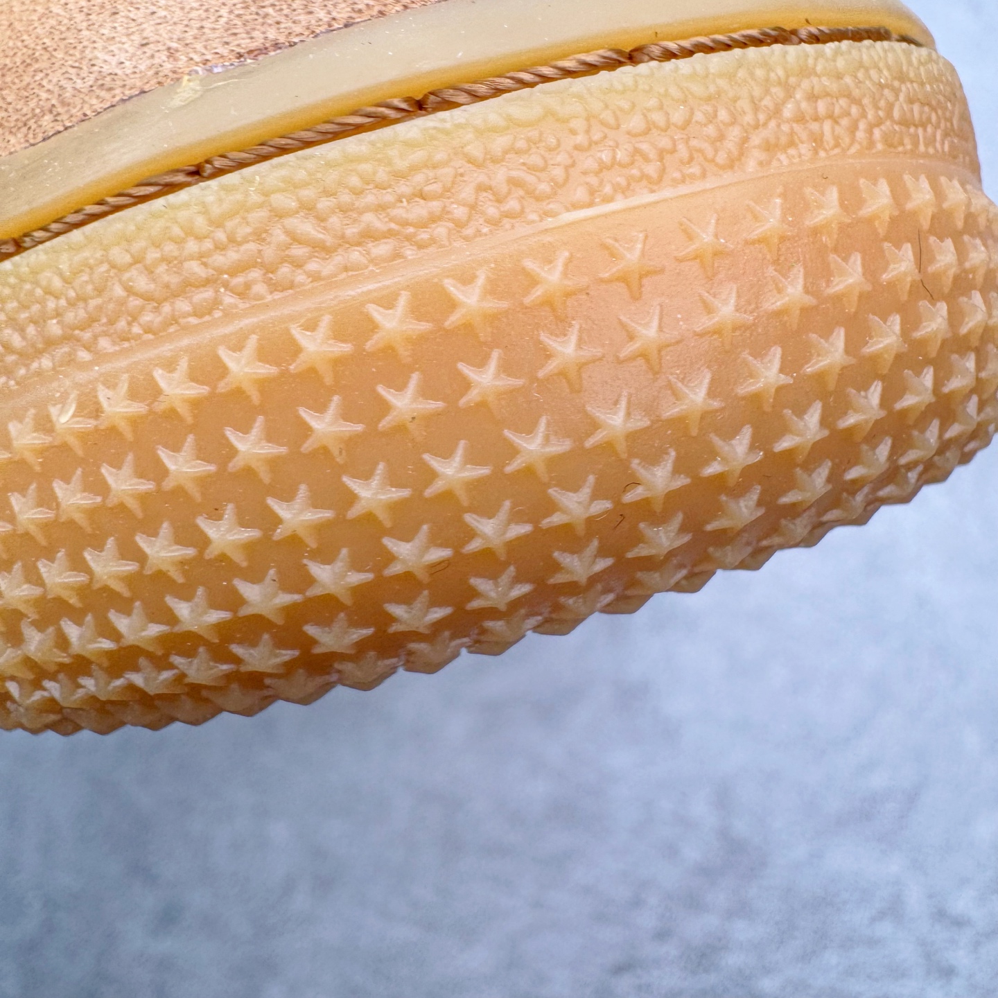 图片[15]-＃G5 NK Air Force 1 Low 07 LV8 \\\”Wheat Flax\\\” 空军一号低帮 小麦色 CJ9179-200 同步官方2025全新版本 不规则波浪大底咬花 全鞋电脑针车 工整有序 视觉效果满分 原厂拉帮手法 标准四线 密度针距针孔大小控制到位 原装反口里网布海绵 正确卡色网眼大小 新版鞋撑改用纸团代替 原厂港宝加持完美还原灵魂版型 原盒原配从里到外百分百还原 原厂全头层原厂皮料 原标原盒 内置Sole气垫 中底白色背胶 中底划线 已经无限的接近公司 原厂楦头 原厂刺绣 后跟弧度修正 独家私模最大开发到47.5 尺码：35.5 36 36.5 37.5 38 38.5 39 40 40.5 41 42 42.5 43 44 44.5 45 46 47.5-选品中心