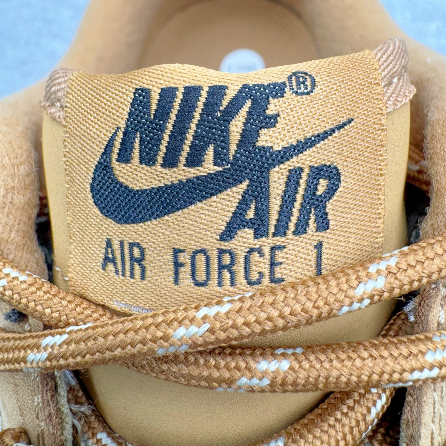 图片[14]-＃G5 NK Air Force 1 Low 07 LV8 \\\”Wheat Flax\\\” 空军一号低帮 小麦色 CJ9179-200 同步官方2025全新版本 不规则波浪大底咬花 全鞋电脑针车 工整有序 视觉效果满分 原厂拉帮手法 标准四线 密度针距针孔大小控制到位 原装反口里网布海绵 正确卡色网眼大小 新版鞋撑改用纸团代替 原厂港宝加持完美还原灵魂版型 原盒原配从里到外百分百还原 原厂全头层原厂皮料 原标原盒 内置Sole气垫 中底白色背胶 中底划线 已经无限的接近公司 原厂楦头 原厂刺绣 后跟弧度修正 独家私模最大开发到47.5 尺码：35.5 36 36.5 37.5 38 38.5 39 40 40.5 41 42 42.5 43 44 44.5 45 46 47.5-选品中心