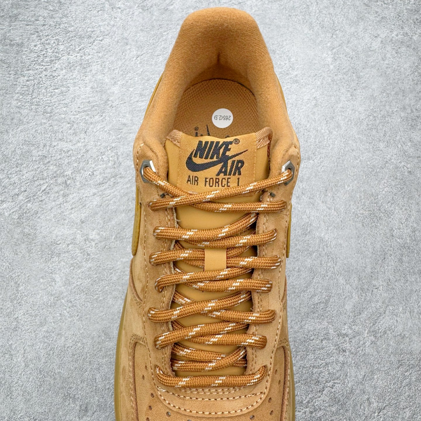 图片[5]-＃G5 NK Air Force 1 Low 07 LV8 \\\”Wheat Flax\\\” 空军一号低帮 小麦色 CJ9179-200 同步官方2025全新版本 不规则波浪大底咬花 全鞋电脑针车 工整有序 视觉效果满分 原厂拉帮手法 标准四线 密度针距针孔大小控制到位 原装反口里网布海绵 正确卡色网眼大小 新版鞋撑改用纸团代替 原厂港宝加持完美还原灵魂版型 原盒原配从里到外百分百还原 原厂全头层原厂皮料 原标原盒 内置Sole气垫 中底白色背胶 中底划线 已经无限的接近公司 原厂楦头 原厂刺绣 后跟弧度修正 独家私模最大开发到47.5 尺码：35.5 36 36.5 37.5 38 38.5 39 40 40.5 41 42 42.5 43 44 44.5 45 46 47.5-选品中心