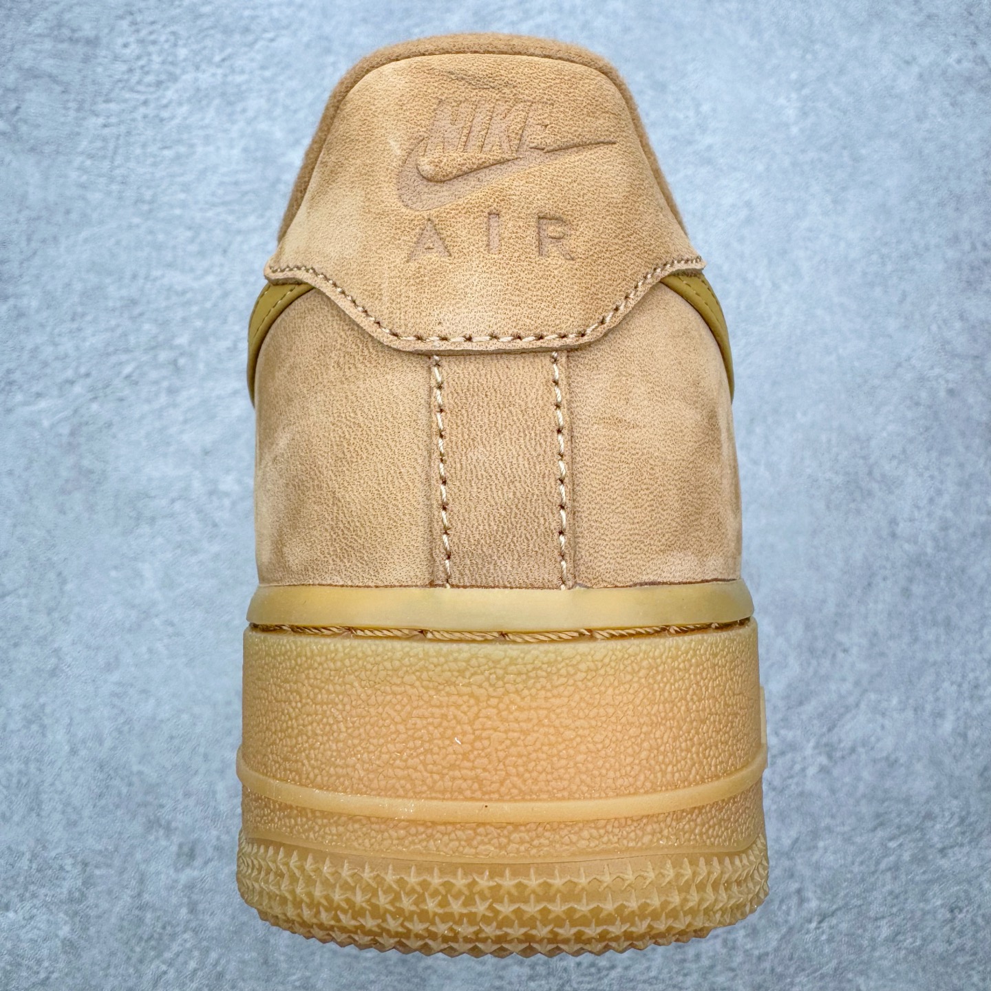 图片[8]-＃G5 NK Air Force 1 Low 07 LV8 \\\”Wheat Flax\\\” 空军一号低帮 小麦色 CJ9179-200 同步官方2025全新版本 不规则波浪大底咬花 全鞋电脑针车 工整有序 视觉效果满分 原厂拉帮手法 标准四线 密度针距针孔大小控制到位 原装反口里网布海绵 正确卡色网眼大小 新版鞋撑改用纸团代替 原厂港宝加持完美还原灵魂版型 原盒原配从里到外百分百还原 原厂全头层原厂皮料 原标原盒 内置Sole气垫 中底白色背胶 中底划线 已经无限的接近公司 原厂楦头 原厂刺绣 后跟弧度修正 独家私模最大开发到47.5 尺码：35.5 36 36.5 37.5 38 38.5 39 40 40.5 41 42 42.5 43 44 44.5 45 46 47.5-选品中心