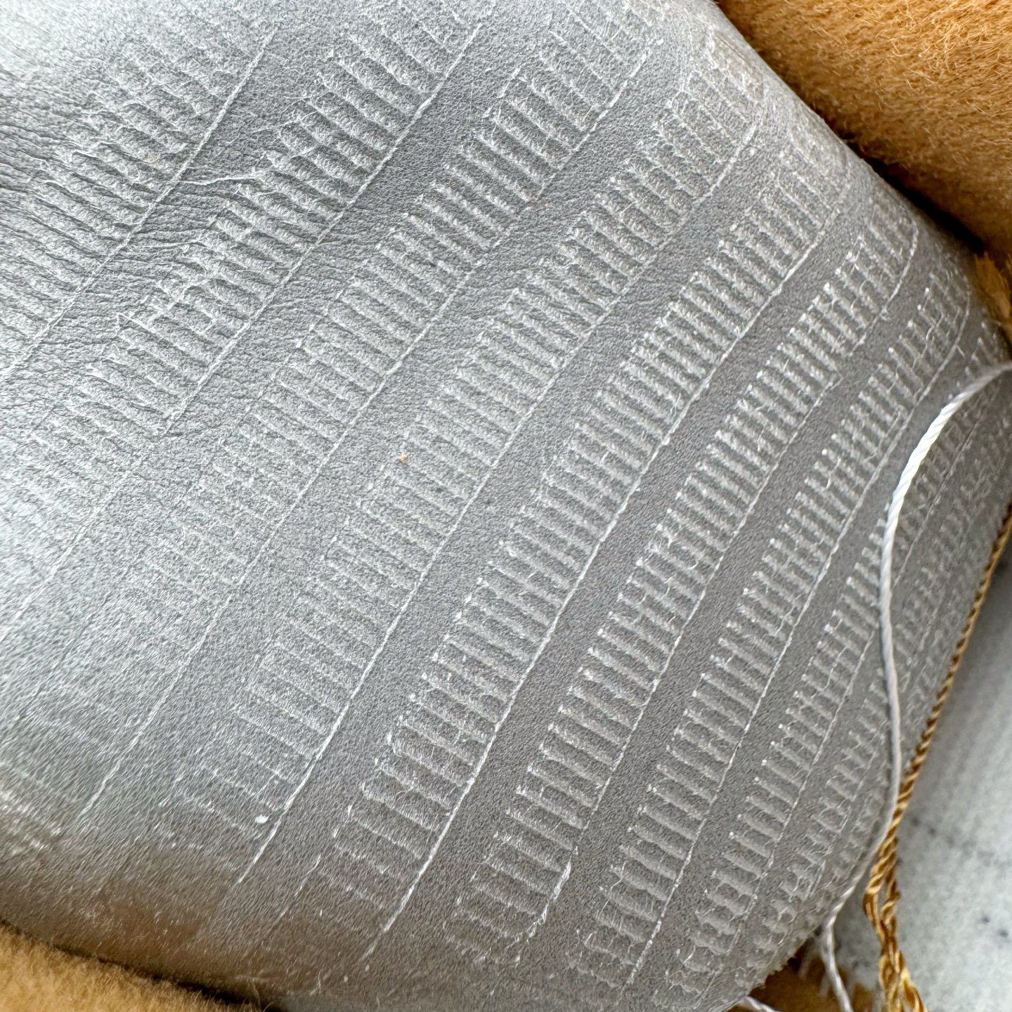 图片[11]-＃G5 NK Air Force 1 Low 07 LV8 \\\”Wheat Flax\\\” 空军一号低帮 小麦色 CJ9179-200 同步官方2025全新版本 不规则波浪大底咬花 全鞋电脑针车 工整有序 视觉效果满分 原厂拉帮手法 标准四线 密度针距针孔大小控制到位 原装反口里网布海绵 正确卡色网眼大小 新版鞋撑改用纸团代替 原厂港宝加持完美还原灵魂版型 原盒原配从里到外百分百还原 原厂全头层原厂皮料 原标原盒 内置Sole气垫 中底白色背胶 中底划线 已经无限的接近公司 原厂楦头 原厂刺绣 后跟弧度修正 独家私模最大开发到47.5 尺码：35.5 36 36.5 37.5 38 38.5 39 40 40.5 41 42 42.5 43 44 44.5 45 46 47.5-选品中心