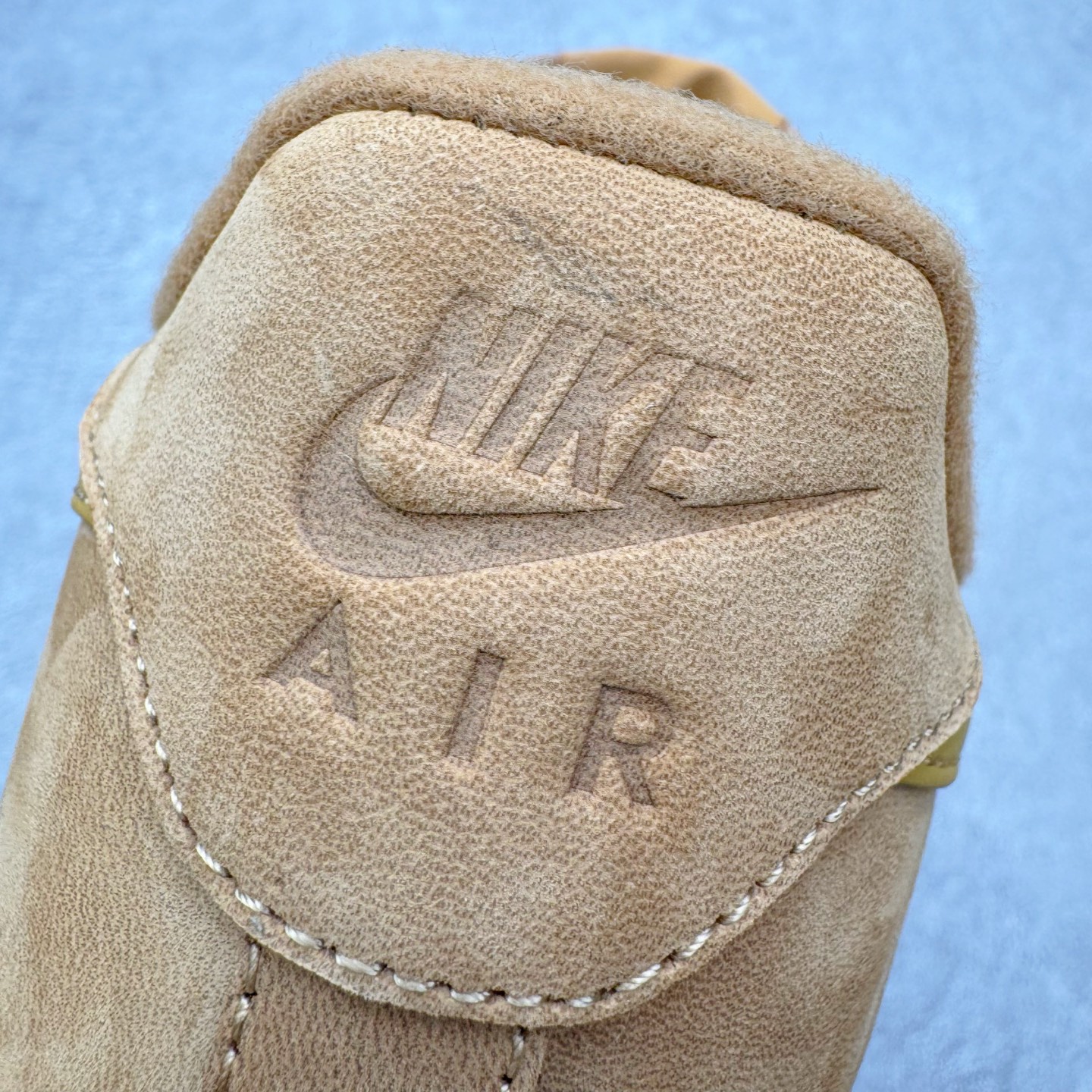 图片[17]-＃G5 NK Air Force 1 Low 07 LV8 \\\”Wheat Flax\\\” 空军一号低帮 小麦色 CJ9179-200 同步官方2025全新版本 不规则波浪大底咬花 全鞋电脑针车 工整有序 视觉效果满分 原厂拉帮手法 标准四线 密度针距针孔大小控制到位 原装反口里网布海绵 正确卡色网眼大小 新版鞋撑改用纸团代替 原厂港宝加持完美还原灵魂版型 原盒原配从里到外百分百还原 原厂全头层原厂皮料 原标原盒 内置Sole气垫 中底白色背胶 中底划线 已经无限的接近公司 原厂楦头 原厂刺绣 后跟弧度修正 独家私模最大开发到47.5 尺码：35.5 36 36.5 37.5 38 38.5 39 40 40.5 41 42 42.5 43 44 44.5 45 46 47.5-选品中心