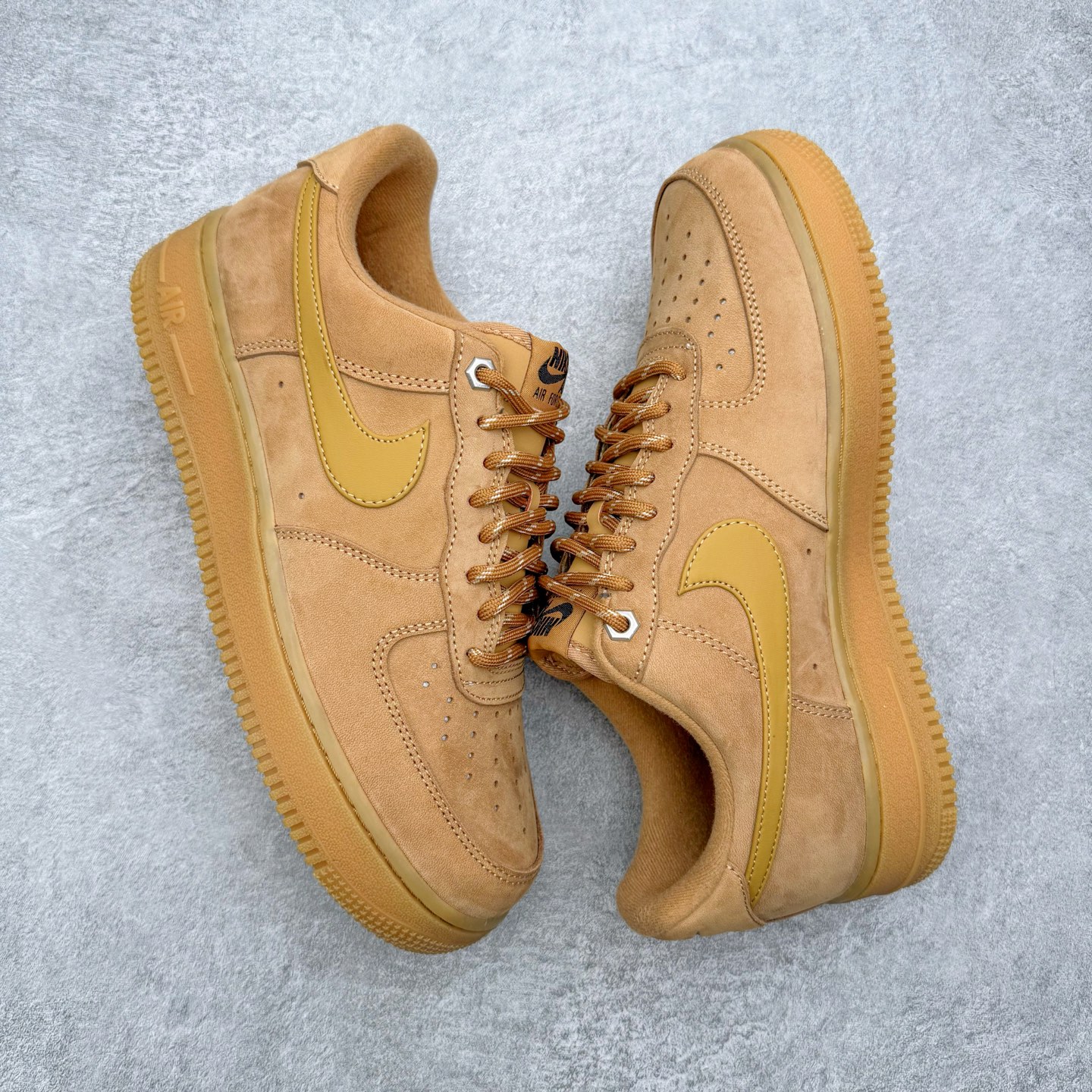 图片[3]-＃G5 NK Air Force 1 Low 07 LV8 \\\”Wheat Flax\\\” 空军一号低帮 小麦色 CJ9179-200 同步官方2025全新版本 不规则波浪大底咬花 全鞋电脑针车 工整有序 视觉效果满分 原厂拉帮手法 标准四线 密度针距针孔大小控制到位 原装反口里网布海绵 正确卡色网眼大小 新版鞋撑改用纸团代替 原厂港宝加持完美还原灵魂版型 原盒原配从里到外百分百还原 原厂全头层原厂皮料 原标原盒 内置Sole气垫 中底白色背胶 中底划线 已经无限的接近公司 原厂楦头 原厂刺绣 后跟弧度修正 独家私模最大开发到47.5 尺码：35.5 36 36.5 37.5 38 38.5 39 40 40.5 41 42 42.5 43 44 44.5 45 46 47.5-选品中心