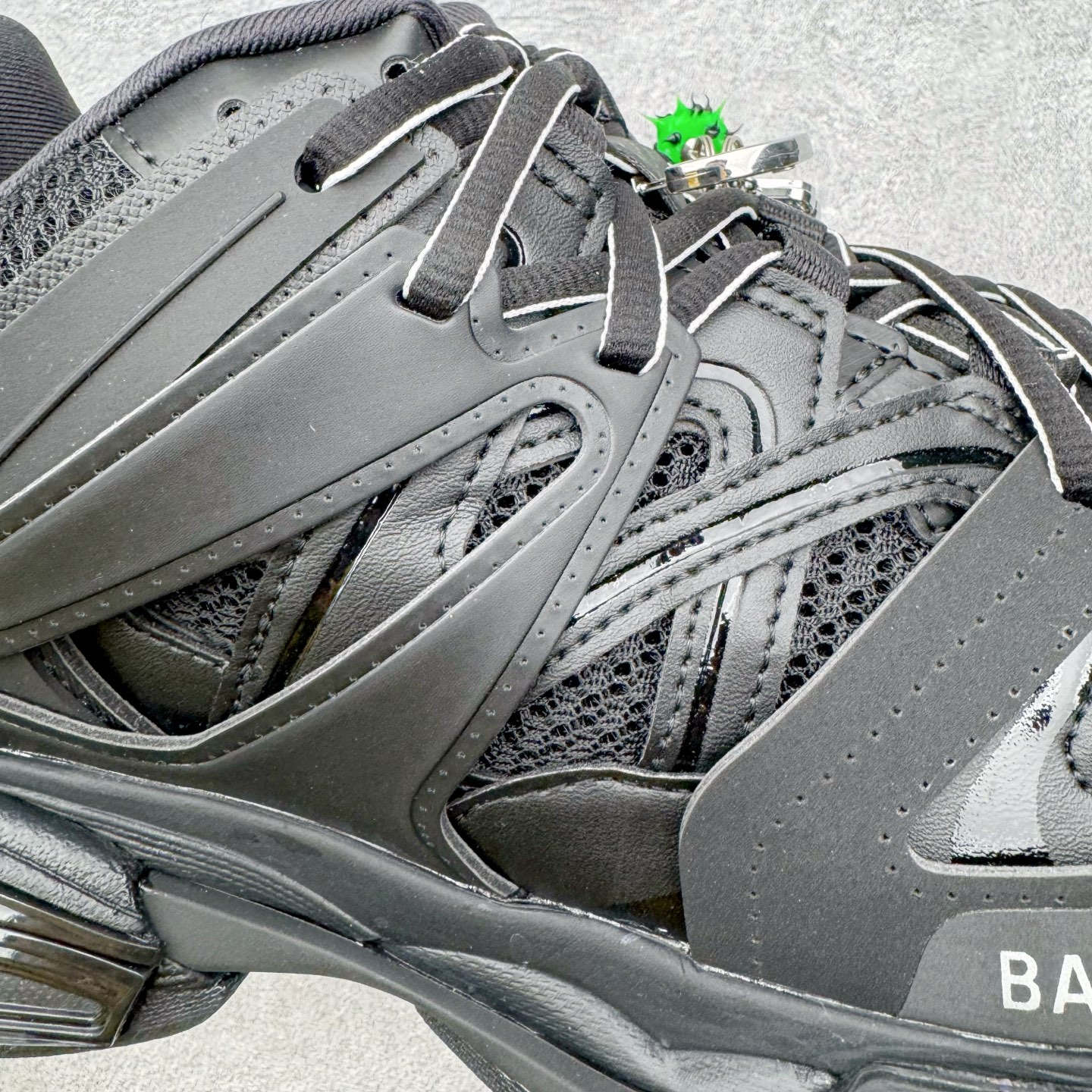 图片[17]-＃VG零售版 BALENCIAGA Track 巴黎世家复古老爹鞋 全套原纸板楦头开发 最原汁原味的灵魂版型 全鞋荧光划线卡点 胶水把控整洁度追求极致完美 每一双都是工艺品 多重QC质检 超越公司货的品控标准 实实在在的免检产品 原盒原配 正确字体电绣 粗细、位置、大小正确 侧边TPU 透气孔匹配意产原版 正确气垫分离大底 TPU软底 原版一致大底LOGO 立体感十足 原厂皮料水洗做旧 采购原厂网纱 该款鞋采用网眼布和尼龙制成 不含皮革 鞋舌饰有Track.2橡胶品牌标识 外侧饰有橡胶品牌标识 泡沫后帮压印品牌标识 外底正面压印BB标识 由176块饰片拼接而成的铰接式鞋面 侧面配金属质感网眼布 内面配有额外金属光泽饰件 包含1副鞋带和1副备用鞋带 后帮配有拉环鞋提 动态鞋底设计 为双脚带来后续的助力 正常尺码 尺码：35 36 37 38 39 40 41 42 43 44 45 46-选品中心