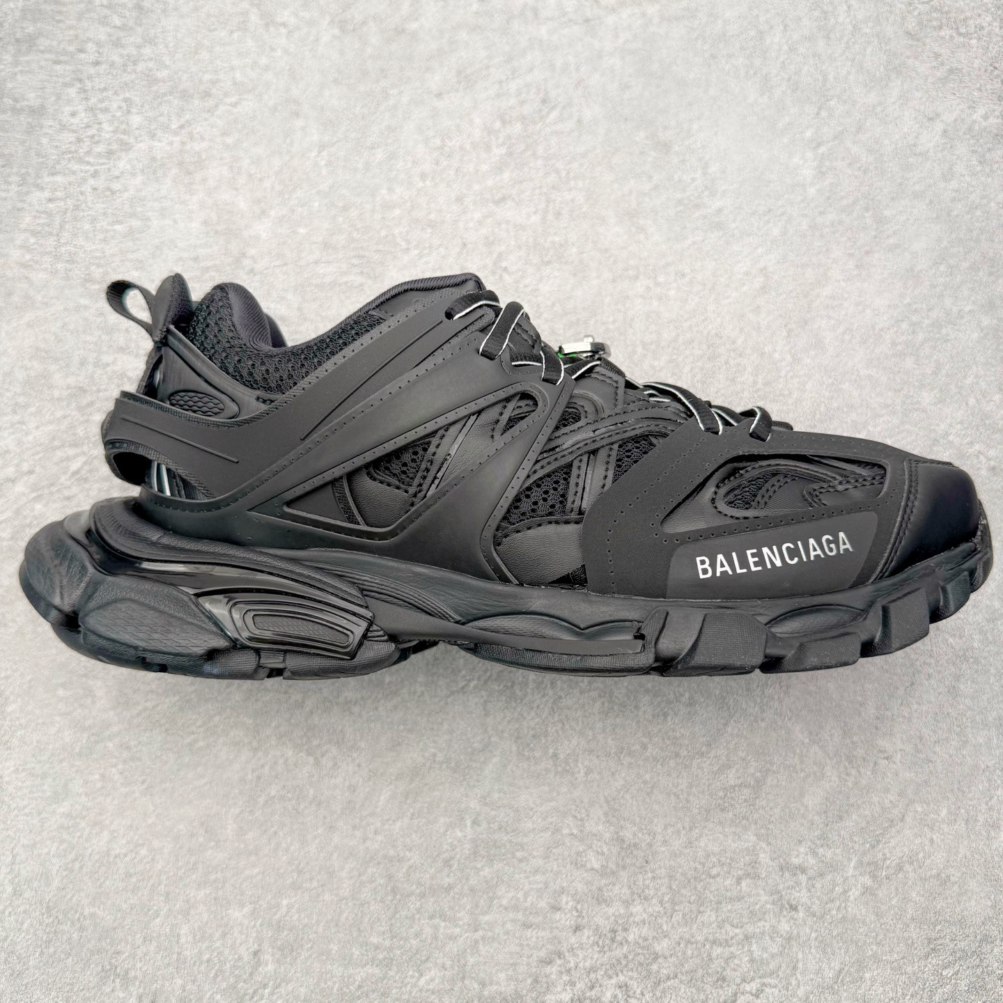 ＃VG零售版 BALENCIAGA Track 巴黎世家复古老爹鞋 全套原纸板楦头开发 最原汁原味的灵魂版型 全鞋荧光划线卡点 胶水把控整洁度追求极致完美 每一双都是工艺品 多重QC质检 超越公司货的品控标准 实实在在的免检产品 原盒原配 正确字体电绣 粗细、位置、大小正确 侧边TPU 透气孔匹配意产原版 正确气垫分离大底 TPU软底 原版一致大底LOGO 立体感十足 原厂皮料水洗做旧 采购原厂网纱 该款鞋采用网眼布和尼龙制成 不含皮革 鞋舌饰有Track.2橡胶品牌标识 外侧饰有橡胶品牌标识 泡沫后帮压印品牌标识 外底正面压印BB标识 由176块饰片拼接而成的铰接式鞋面 侧面配金属质感网眼布 内面配有额外金属光泽饰件 包含1副鞋带和1副备用鞋带 后帮配有拉环鞋提 动态鞋底设计 为双脚带来后续的助力 正常尺码 尺码：35 36 37 38 39 40 41 42 43 44 45 46-选品中心