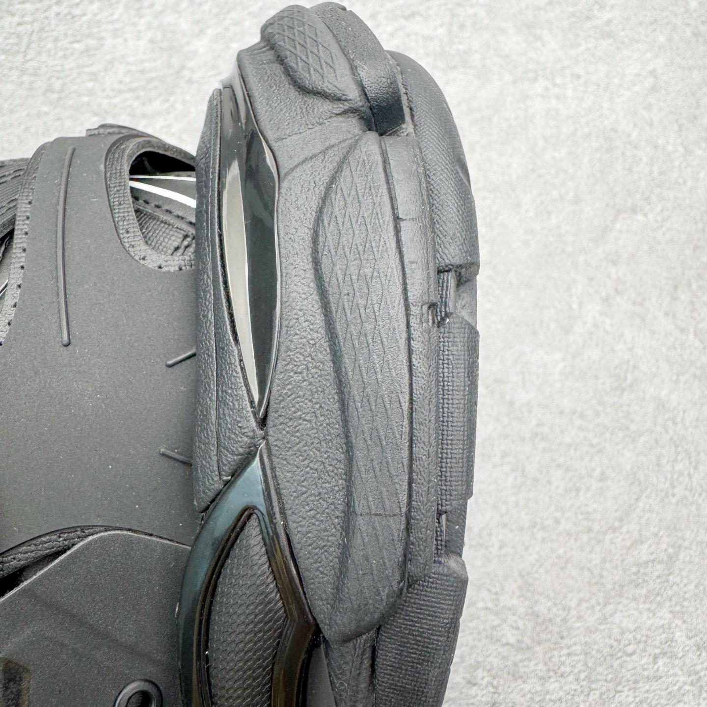 图片[11]-＃VG零售版 BALENCIAGA Track 巴黎世家复古老爹鞋 全套原纸板楦头开发 最原汁原味的灵魂版型 全鞋荧光划线卡点 胶水把控整洁度追求极致完美 每一双都是工艺品 多重QC质检 超越公司货的品控标准 实实在在的免检产品 原盒原配 正确字体电绣 粗细、位置、大小正确 侧边TPU 透气孔匹配意产原版 正确气垫分离大底 TPU软底 原版一致大底LOGO 立体感十足 原厂皮料水洗做旧 采购原厂网纱 该款鞋采用网眼布和尼龙制成 不含皮革 鞋舌饰有Track.2橡胶品牌标识 外侧饰有橡胶品牌标识 泡沫后帮压印品牌标识 外底正面压印BB标识 由176块饰片拼接而成的铰接式鞋面 侧面配金属质感网眼布 内面配有额外金属光泽饰件 包含1副鞋带和1副备用鞋带 后帮配有拉环鞋提 动态鞋底设计 为双脚带来后续的助力 正常尺码 尺码：35 36 37 38 39 40 41 42 43 44 45 46-选品中心