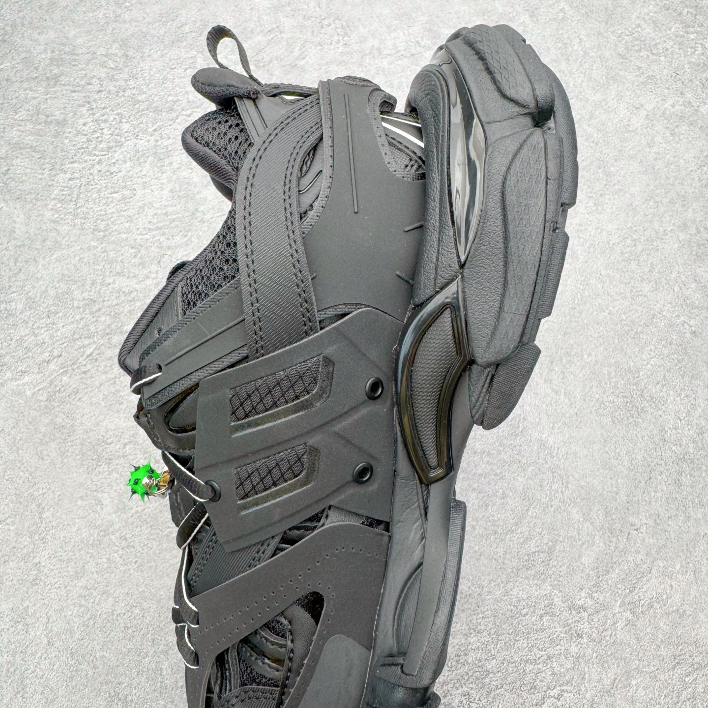 图片[7]-＃VG零售版 BALENCIAGA Track 巴黎世家复古老爹鞋 全套原纸板楦头开发 最原汁原味的灵魂版型 全鞋荧光划线卡点 胶水把控整洁度追求极致完美 每一双都是工艺品 多重QC质检 超越公司货的品控标准 实实在在的免检产品 原盒原配 正确字体电绣 粗细、位置、大小正确 侧边TPU 透气孔匹配意产原版 正确气垫分离大底 TPU软底 原版一致大底LOGO 立体感十足 原厂皮料水洗做旧 采购原厂网纱 该款鞋采用网眼布和尼龙制成 不含皮革 鞋舌饰有Track.2橡胶品牌标识 外侧饰有橡胶品牌标识 泡沫后帮压印品牌标识 外底正面压印BB标识 由176块饰片拼接而成的铰接式鞋面 侧面配金属质感网眼布 内面配有额外金属光泽饰件 包含1副鞋带和1副备用鞋带 后帮配有拉环鞋提 动态鞋底设计 为双脚带来后续的助力 正常尺码 尺码：35 36 37 38 39 40 41 42 43 44 45 46-选品中心