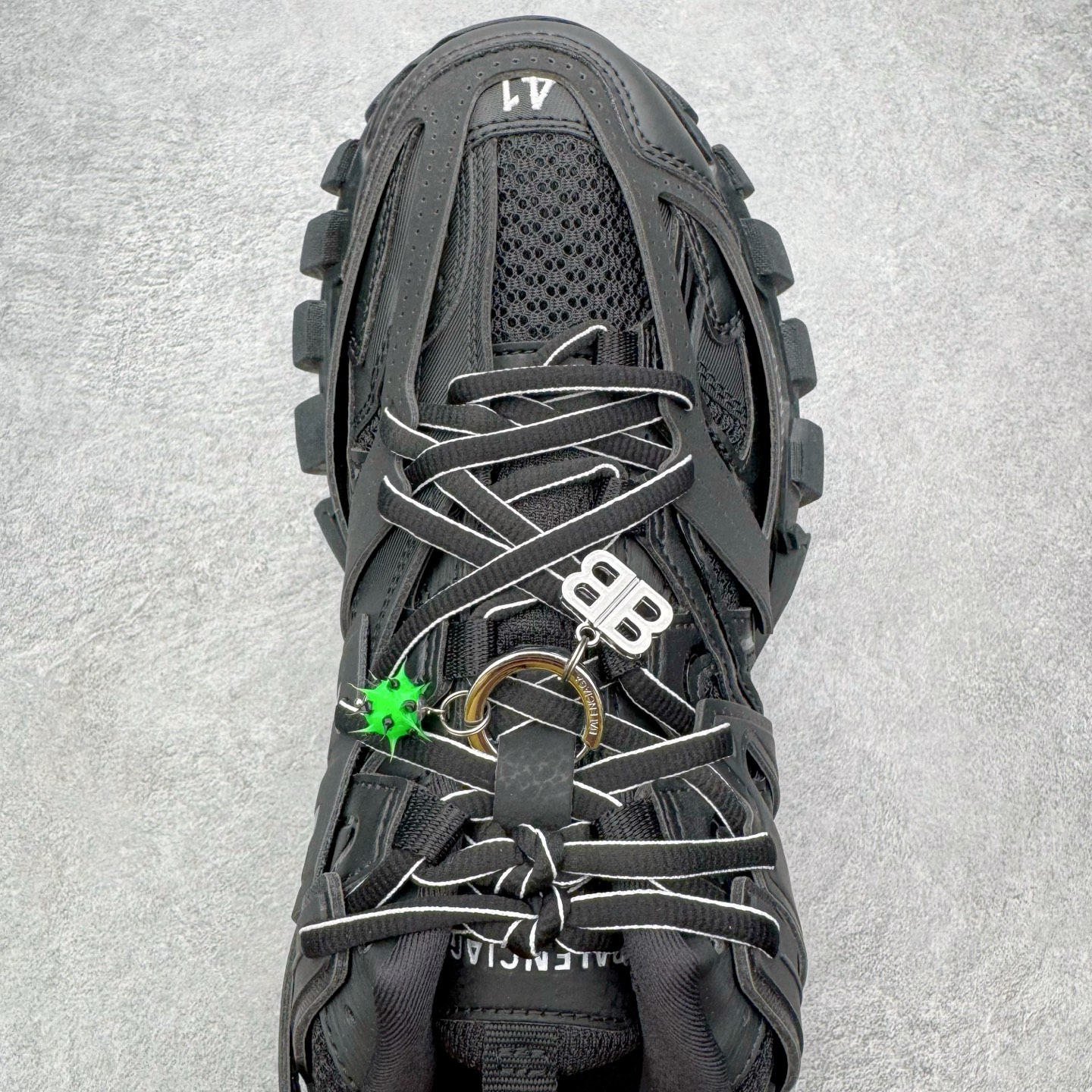 图片[4]-＃VG零售版 BALENCIAGA Track 巴黎世家复古老爹鞋 全套原纸板楦头开发 最原汁原味的灵魂版型 全鞋荧光划线卡点 胶水把控整洁度追求极致完美 每一双都是工艺品 多重QC质检 超越公司货的品控标准 实实在在的免检产品 原盒原配 正确字体电绣 粗细、位置、大小正确 侧边TPU 透气孔匹配意产原版 正确气垫分离大底 TPU软底 原版一致大底LOGO 立体感十足 原厂皮料水洗做旧 采购原厂网纱 该款鞋采用网眼布和尼龙制成 不含皮革 鞋舌饰有Track.2橡胶品牌标识 外侧饰有橡胶品牌标识 泡沫后帮压印品牌标识 外底正面压印BB标识 由176块饰片拼接而成的铰接式鞋面 侧面配金属质感网眼布 内面配有额外金属光泽饰件 包含1副鞋带和1副备用鞋带 后帮配有拉环鞋提 动态鞋底设计 为双脚带来后续的助力 正常尺码 尺码：35 36 37 38 39 40 41 42 43 44 45 46-选品中心