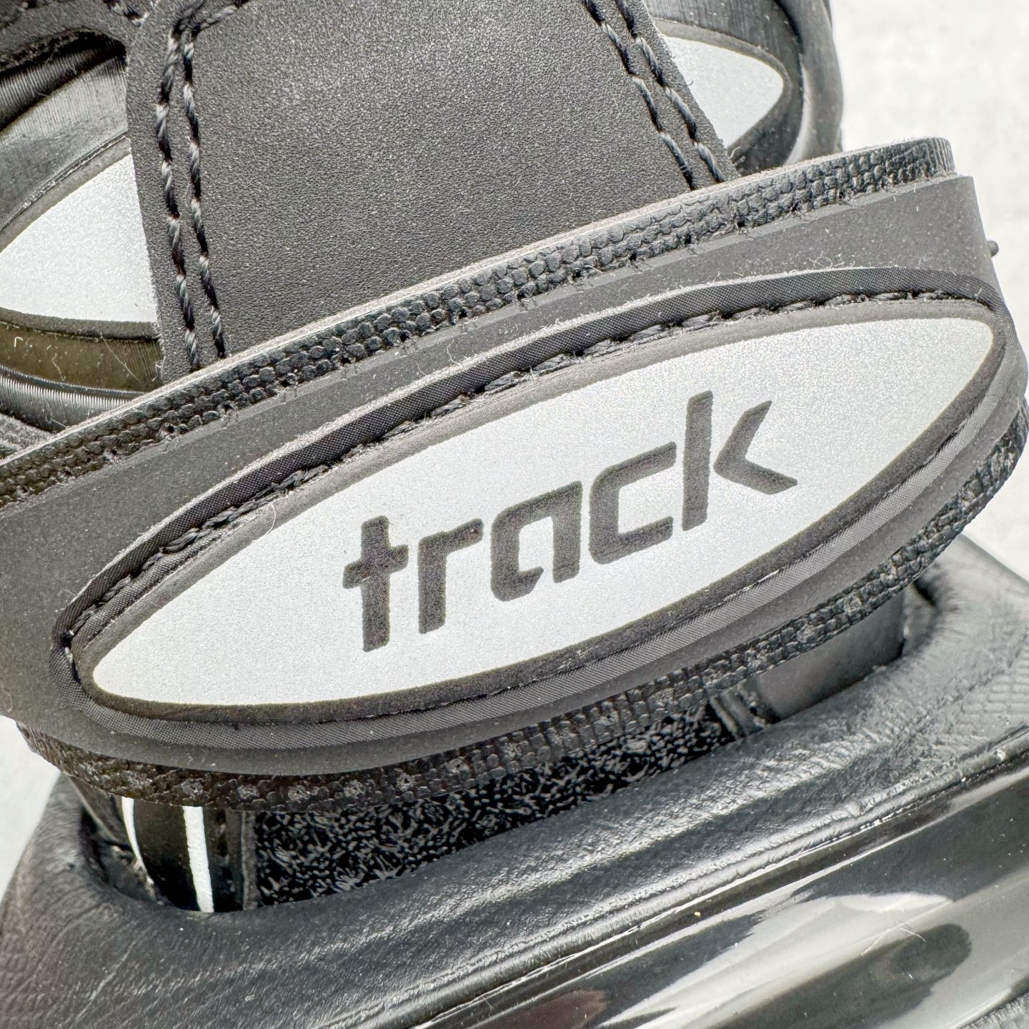 图片[10]-＃VG零售版 BALENCIAGA Track 巴黎世家复古老爹鞋 全套原纸板楦头开发 最原汁原味的灵魂版型 全鞋荧光划线卡点 胶水把控整洁度追求极致完美 每一双都是工艺品 多重QC质检 超越公司货的品控标准 实实在在的免检产品 原盒原配 正确字体电绣 粗细、位置、大小正确 侧边TPU 透气孔匹配意产原版 正确气垫分离大底 TPU软底 原版一致大底LOGO 立体感十足 原厂皮料水洗做旧 采购原厂网纱 该款鞋采用网眼布和尼龙制成 不含皮革 鞋舌饰有Track.2橡胶品牌标识 外侧饰有橡胶品牌标识 泡沫后帮压印品牌标识 外底正面压印BB标识 由176块饰片拼接而成的铰接式鞋面 侧面配金属质感网眼布 内面配有额外金属光泽饰件 包含1副鞋带和1副备用鞋带 后帮配有拉环鞋提 动态鞋底设计 为双脚带来后续的助力 正常尺码 尺码：35 36 37 38 39 40 41 42 43 44 45 46-选品中心