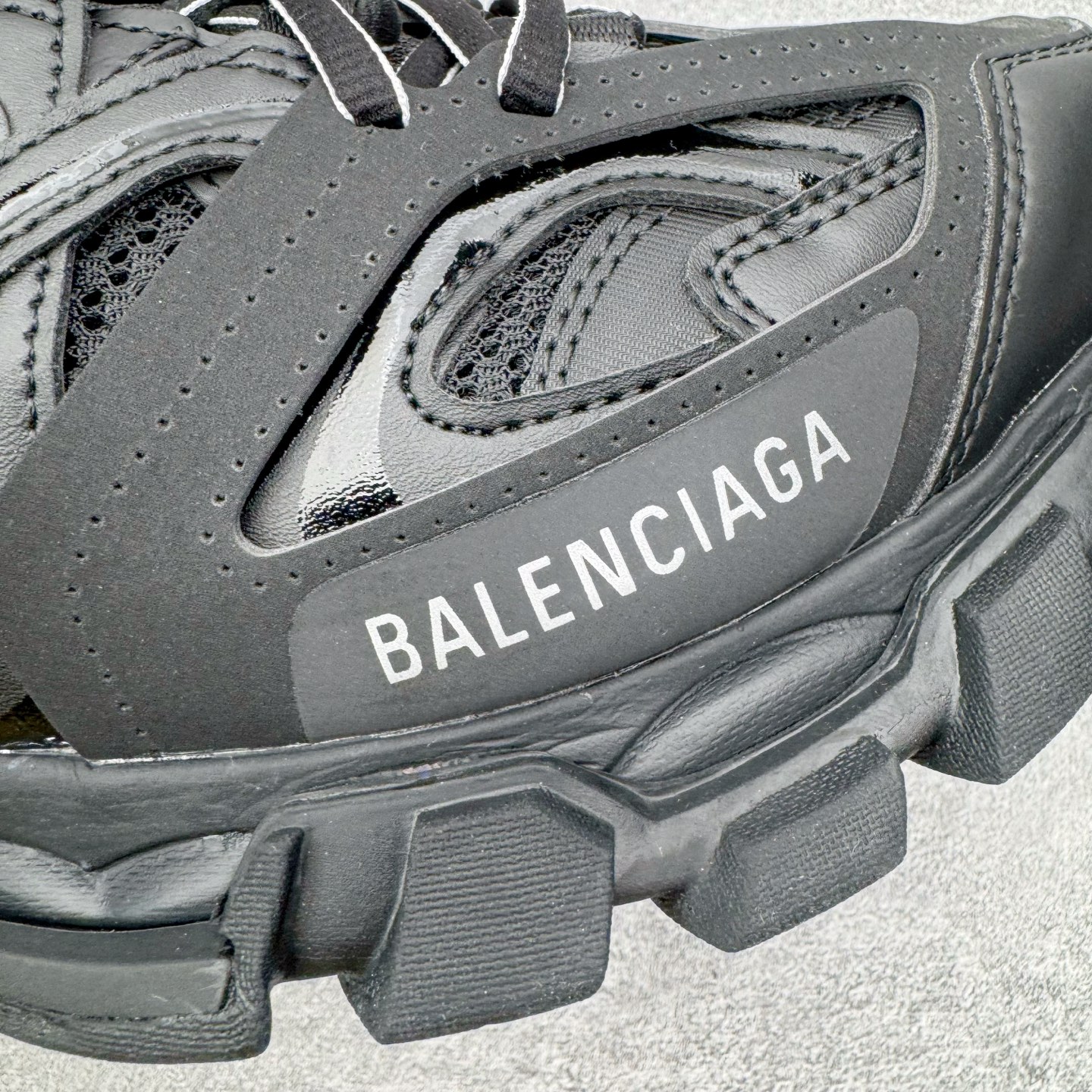 图片[18]-＃VG零售版 BALENCIAGA Track 巴黎世家复古老爹鞋 全套原纸板楦头开发 最原汁原味的灵魂版型 全鞋荧光划线卡点 胶水把控整洁度追求极致完美 每一双都是工艺品 多重QC质检 超越公司货的品控标准 实实在在的免检产品 原盒原配 正确字体电绣 粗细、位置、大小正确 侧边TPU 透气孔匹配意产原版 正确气垫分离大底 TPU软底 原版一致大底LOGO 立体感十足 原厂皮料水洗做旧 采购原厂网纱 该款鞋采用网眼布和尼龙制成 不含皮革 鞋舌饰有Track.2橡胶品牌标识 外侧饰有橡胶品牌标识 泡沫后帮压印品牌标识 外底正面压印BB标识 由176块饰片拼接而成的铰接式鞋面 侧面配金属质感网眼布 内面配有额外金属光泽饰件 包含1副鞋带和1副备用鞋带 后帮配有拉环鞋提 动态鞋底设计 为双脚带来后续的助力 正常尺码 尺码：35 36 37 38 39 40 41 42 43 44 45 46-选品中心