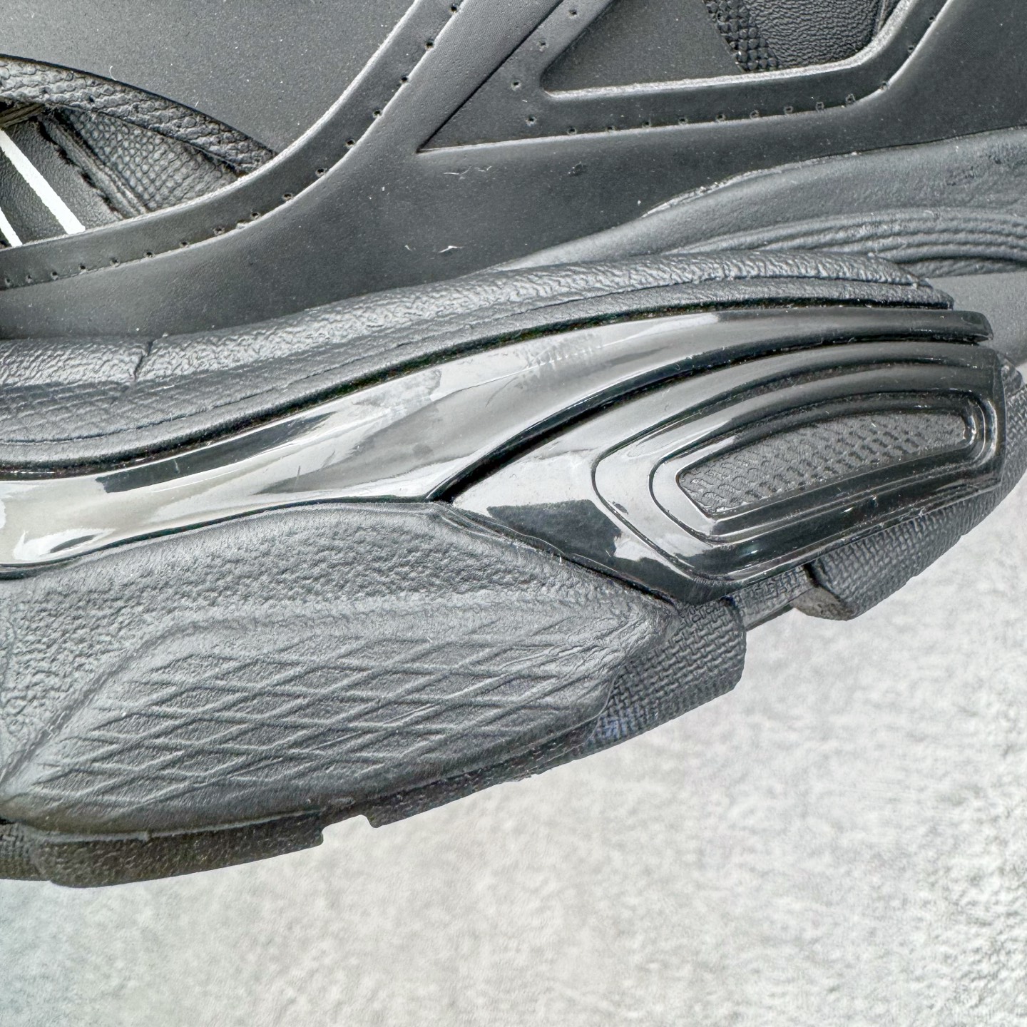 图片[16]-＃VG零售版 BALENCIAGA Track 巴黎世家复古老爹鞋 全套原纸板楦头开发 最原汁原味的灵魂版型 全鞋荧光划线卡点 胶水把控整洁度追求极致完美 每一双都是工艺品 多重QC质检 超越公司货的品控标准 实实在在的免检产品 原盒原配 正确字体电绣 粗细、位置、大小正确 侧边TPU 透气孔匹配意产原版 正确气垫分离大底 TPU软底 原版一致大底LOGO 立体感十足 原厂皮料水洗做旧 采购原厂网纱 该款鞋采用网眼布和尼龙制成 不含皮革 鞋舌饰有Track.2橡胶品牌标识 外侧饰有橡胶品牌标识 泡沫后帮压印品牌标识 外底正面压印BB标识 由176块饰片拼接而成的铰接式鞋面 侧面配金属质感网眼布 内面配有额外金属光泽饰件 包含1副鞋带和1副备用鞋带 后帮配有拉环鞋提 动态鞋底设计 为双脚带来后续的助力 正常尺码 尺码：35 36 37 38 39 40 41 42 43 44 45 46-选品中心