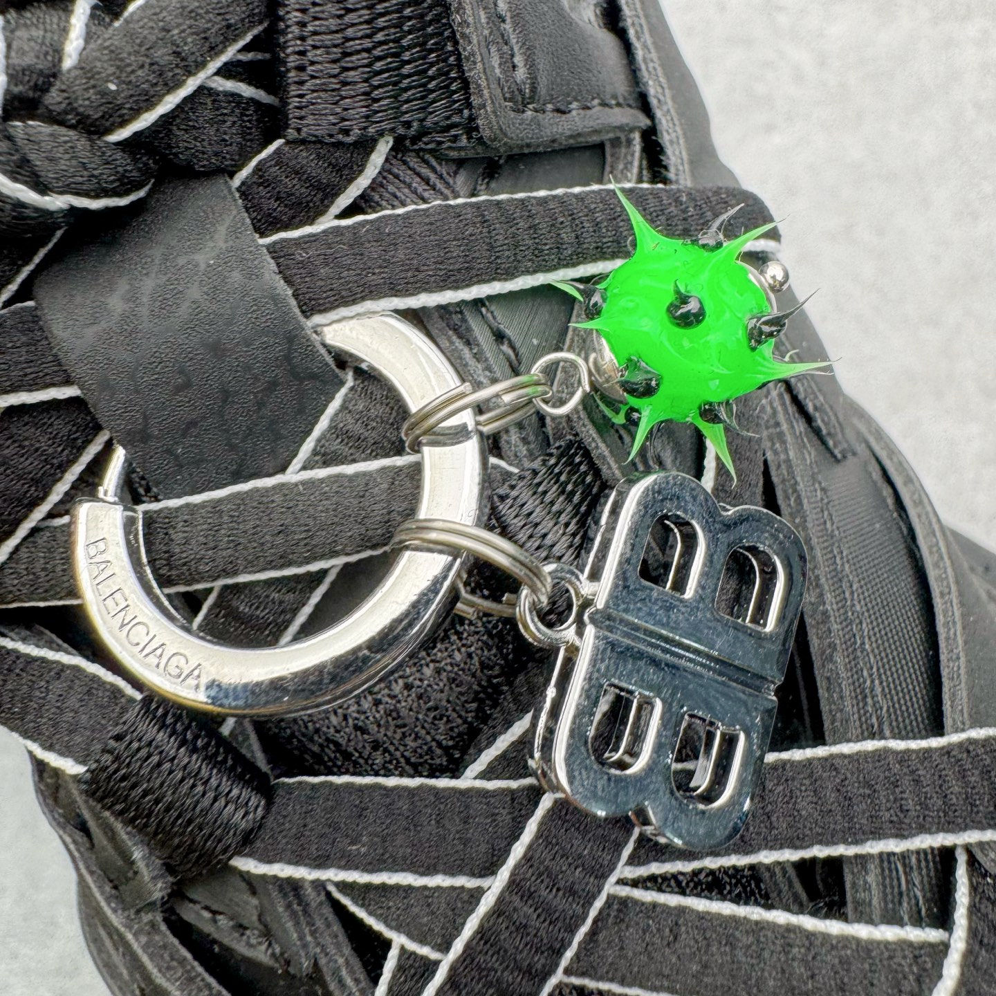 图片[14]-＃VG零售版 BALENCIAGA Track 巴黎世家复古老爹鞋 全套原纸板楦头开发 最原汁原味的灵魂版型 全鞋荧光划线卡点 胶水把控整洁度追求极致完美 每一双都是工艺品 多重QC质检 超越公司货的品控标准 实实在在的免检产品 原盒原配 正确字体电绣 粗细、位置、大小正确 侧边TPU 透气孔匹配意产原版 正确气垫分离大底 TPU软底 原版一致大底LOGO 立体感十足 原厂皮料水洗做旧 采购原厂网纱 该款鞋采用网眼布和尼龙制成 不含皮革 鞋舌饰有Track.2橡胶品牌标识 外侧饰有橡胶品牌标识 泡沫后帮压印品牌标识 外底正面压印BB标识 由176块饰片拼接而成的铰接式鞋面 侧面配金属质感网眼布 内面配有额外金属光泽饰件 包含1副鞋带和1副备用鞋带 后帮配有拉环鞋提 动态鞋底设计 为双脚带来后续的助力 正常尺码 尺码：35 36 37 38 39 40 41 42 43 44 45 46-选品中心