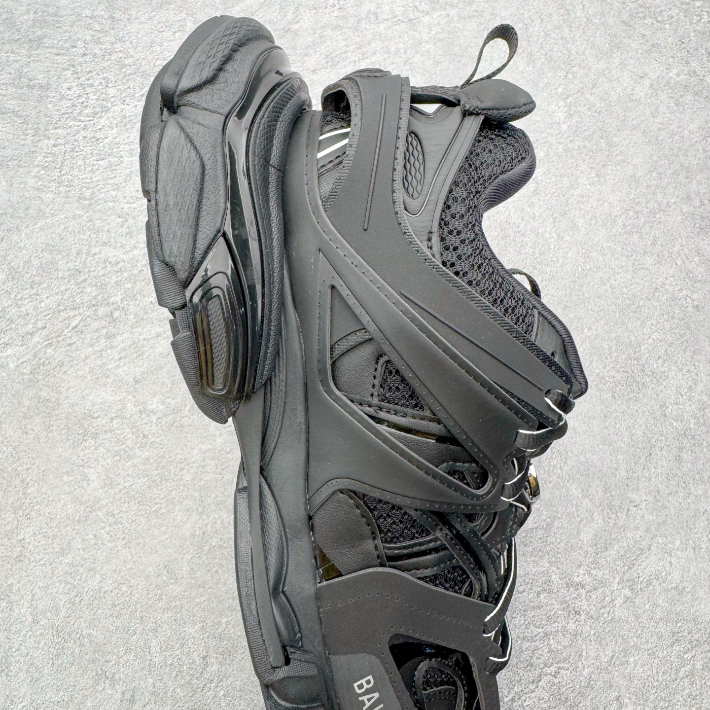 图片[6]-＃VG零售版 BALENCIAGA Track 巴黎世家复古老爹鞋 全套原纸板楦头开发 最原汁原味的灵魂版型 全鞋荧光划线卡点 胶水把控整洁度追求极致完美 每一双都是工艺品 多重QC质检 超越公司货的品控标准 实实在在的免检产品 原盒原配 正确字体电绣 粗细、位置、大小正确 侧边TPU 透气孔匹配意产原版 正确气垫分离大底 TPU软底 原版一致大底LOGO 立体感十足 原厂皮料水洗做旧 采购原厂网纱 该款鞋采用网眼布和尼龙制成 不含皮革 鞋舌饰有Track.2橡胶品牌标识 外侧饰有橡胶品牌标识 泡沫后帮压印品牌标识 外底正面压印BB标识 由176块饰片拼接而成的铰接式鞋面 侧面配金属质感网眼布 内面配有额外金属光泽饰件 包含1副鞋带和1副备用鞋带 后帮配有拉环鞋提 动态鞋底设计 为双脚带来后续的助力 正常尺码 尺码：35 36 37 38 39 40 41 42 43 44 45 46-选品中心