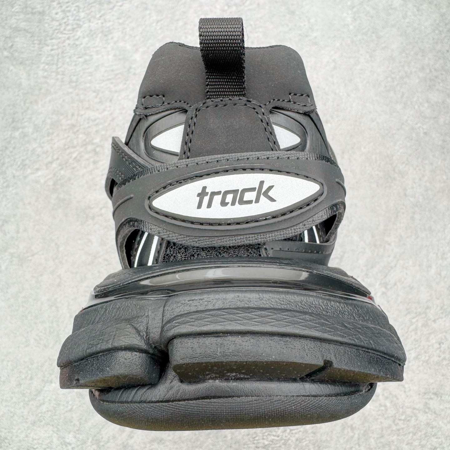 图片[8]-＃VG零售版 BALENCIAGA Track 巴黎世家复古老爹鞋 全套原纸板楦头开发 最原汁原味的灵魂版型 全鞋荧光划线卡点 胶水把控整洁度追求极致完美 每一双都是工艺品 多重QC质检 超越公司货的品控标准 实实在在的免检产品 原盒原配 正确字体电绣 粗细、位置、大小正确 侧边TPU 透气孔匹配意产原版 正确气垫分离大底 TPU软底 原版一致大底LOGO 立体感十足 原厂皮料水洗做旧 采购原厂网纱 该款鞋采用网眼布和尼龙制成 不含皮革 鞋舌饰有Track.2橡胶品牌标识 外侧饰有橡胶品牌标识 泡沫后帮压印品牌标识 外底正面压印BB标识 由176块饰片拼接而成的铰接式鞋面 侧面配金属质感网眼布 内面配有额外金属光泽饰件 包含1副鞋带和1副备用鞋带 后帮配有拉环鞋提 动态鞋底设计 为双脚带来后续的助力 正常尺码 尺码：35 36 37 38 39 40 41 42 43 44 45 46-选品中心