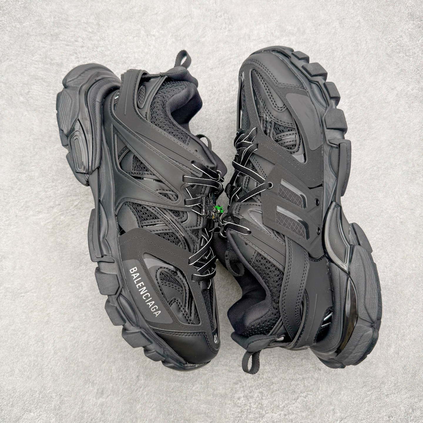 图片[3]-＃VG零售版 BALENCIAGA Track 巴黎世家复古老爹鞋 全套原纸板楦头开发 最原汁原味的灵魂版型 全鞋荧光划线卡点 胶水把控整洁度追求极致完美 每一双都是工艺品 多重QC质检 超越公司货的品控标准 实实在在的免检产品 原盒原配 正确字体电绣 粗细、位置、大小正确 侧边TPU 透气孔匹配意产原版 正确气垫分离大底 TPU软底 原版一致大底LOGO 立体感十足 原厂皮料水洗做旧 采购原厂网纱 该款鞋采用网眼布和尼龙制成 不含皮革 鞋舌饰有Track.2橡胶品牌标识 外侧饰有橡胶品牌标识 泡沫后帮压印品牌标识 外底正面压印BB标识 由176块饰片拼接而成的铰接式鞋面 侧面配金属质感网眼布 内面配有额外金属光泽饰件 包含1副鞋带和1副备用鞋带 后帮配有拉环鞋提 动态鞋底设计 为双脚带来后续的助力 正常尺码 尺码：35 36 37 38 39 40 41 42 43 44 45 46-选品中心