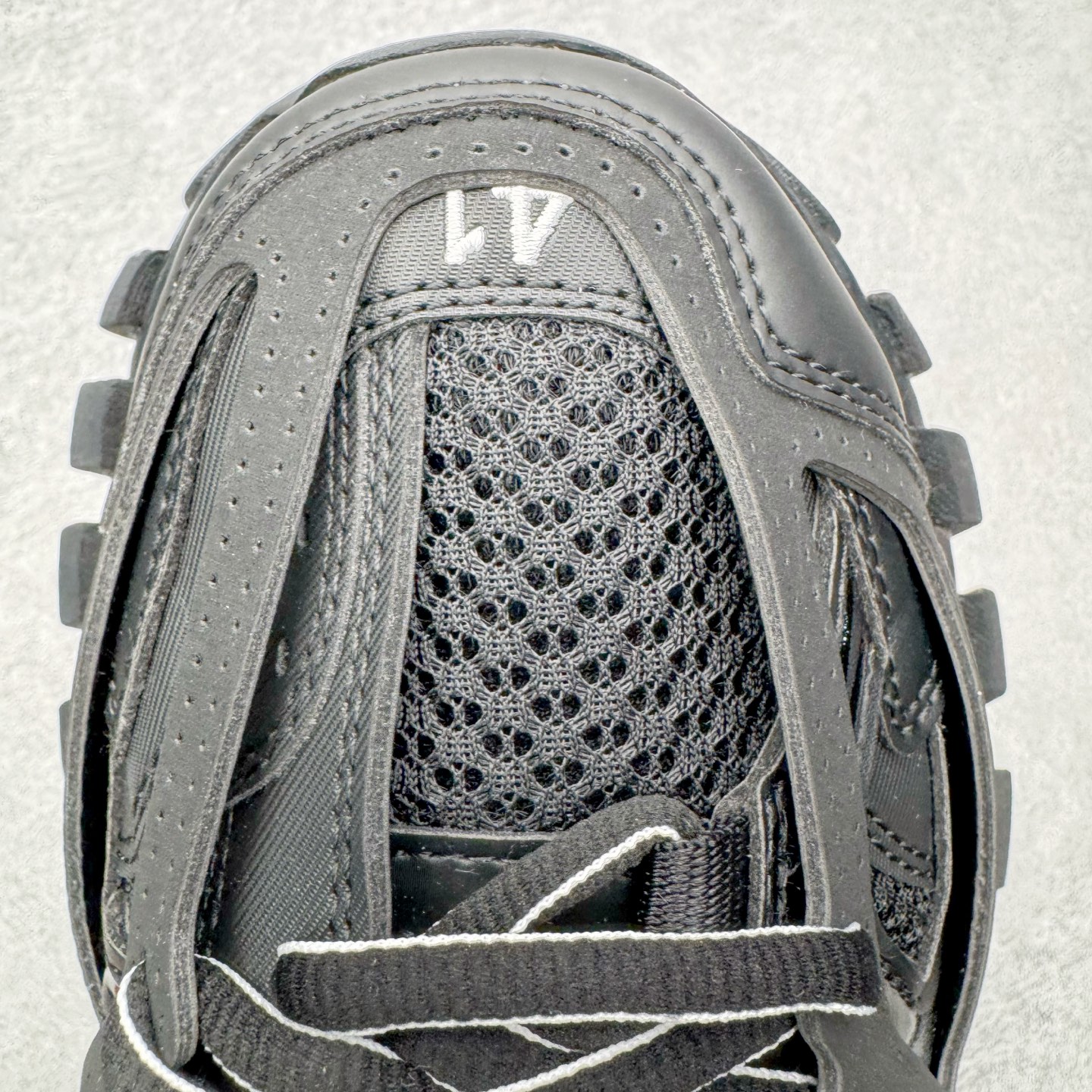 图片[15]-＃VG零售版 BALENCIAGA Track 巴黎世家复古老爹鞋 全套原纸板楦头开发 最原汁原味的灵魂版型 全鞋荧光划线卡点 胶水把控整洁度追求极致完美 每一双都是工艺品 多重QC质检 超越公司货的品控标准 实实在在的免检产品 原盒原配 正确字体电绣 粗细、位置、大小正确 侧边TPU 透气孔匹配意产原版 正确气垫分离大底 TPU软底 原版一致大底LOGO 立体感十足 原厂皮料水洗做旧 采购原厂网纱 该款鞋采用网眼布和尼龙制成 不含皮革 鞋舌饰有Track.2橡胶品牌标识 外侧饰有橡胶品牌标识 泡沫后帮压印品牌标识 外底正面压印BB标识 由176块饰片拼接而成的铰接式鞋面 侧面配金属质感网眼布 内面配有额外金属光泽饰件 包含1副鞋带和1副备用鞋带 后帮配有拉环鞋提 动态鞋底设计 为双脚带来后续的助力 正常尺码 尺码：35 36 37 38 39 40 41 42 43 44 45 46-选品中心