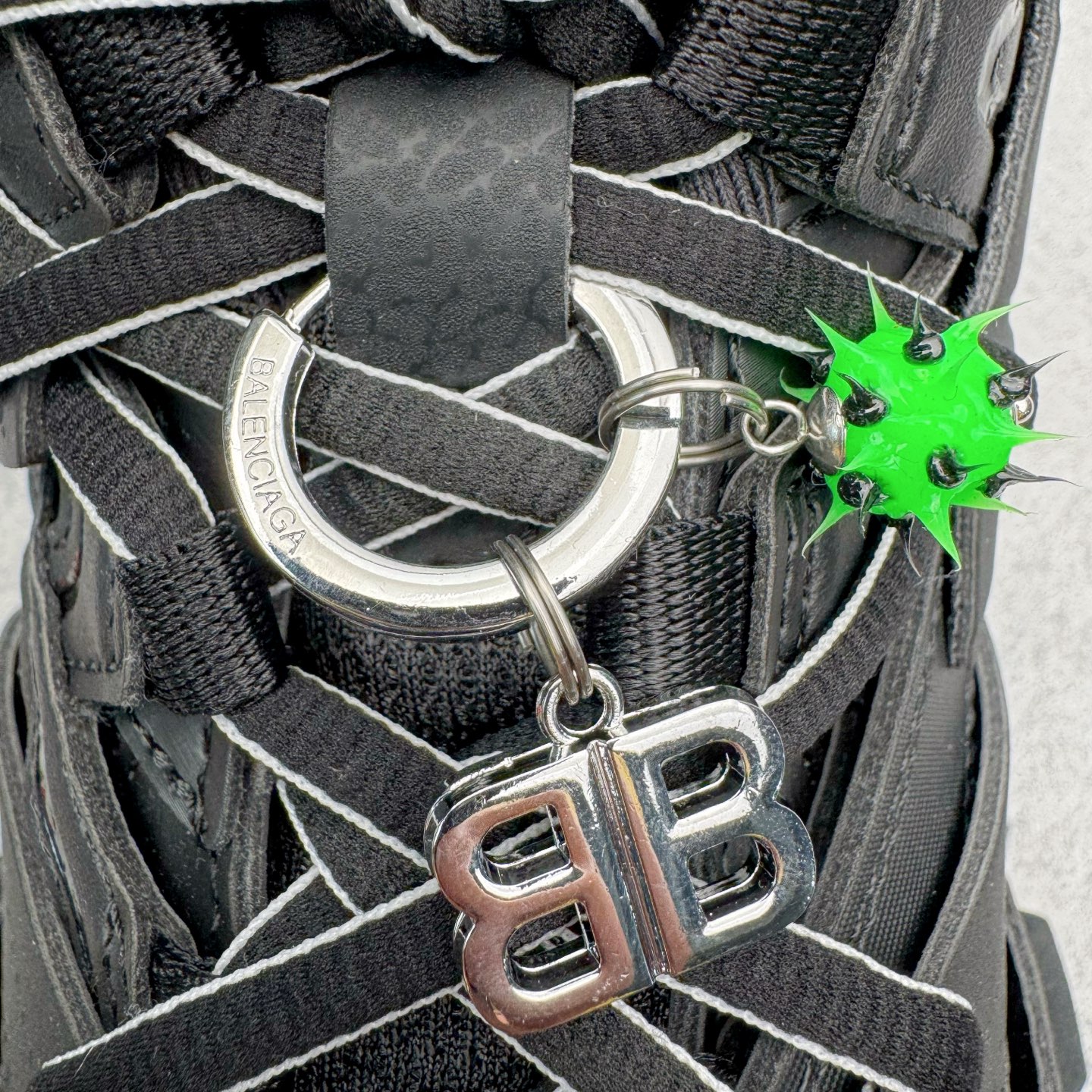 图片[13]-＃VG零售版 BALENCIAGA Track 巴黎世家复古老爹鞋 全套原纸板楦头开发 最原汁原味的灵魂版型 全鞋荧光划线卡点 胶水把控整洁度追求极致完美 每一双都是工艺品 多重QC质检 超越公司货的品控标准 实实在在的免检产品 原盒原配 正确字体电绣 粗细、位置、大小正确 侧边TPU 透气孔匹配意产原版 正确气垫分离大底 TPU软底 原版一致大底LOGO 立体感十足 原厂皮料水洗做旧 采购原厂网纱 该款鞋采用网眼布和尼龙制成 不含皮革 鞋舌饰有Track.2橡胶品牌标识 外侧饰有橡胶品牌标识 泡沫后帮压印品牌标识 外底正面压印BB标识 由176块饰片拼接而成的铰接式鞋面 侧面配金属质感网眼布 内面配有额外金属光泽饰件 包含1副鞋带和1副备用鞋带 后帮配有拉环鞋提 动态鞋底设计 为双脚带来后续的助力 正常尺码 尺码：35 36 37 38 39 40 41 42 43 44 45 46-选品中心