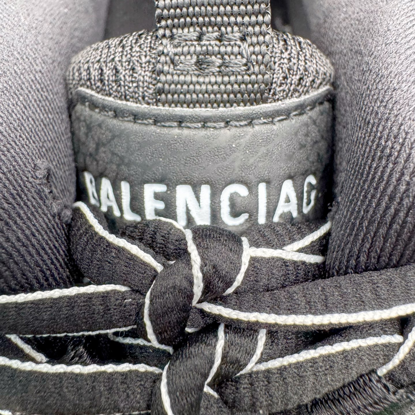图片[12]-＃VG零售版 BALENCIAGA Track 巴黎世家复古老爹鞋 全套原纸板楦头开发 最原汁原味的灵魂版型 全鞋荧光划线卡点 胶水把控整洁度追求极致完美 每一双都是工艺品 多重QC质检 超越公司货的品控标准 实实在在的免检产品 原盒原配 正确字体电绣 粗细、位置、大小正确 侧边TPU 透气孔匹配意产原版 正确气垫分离大底 TPU软底 原版一致大底LOGO 立体感十足 原厂皮料水洗做旧 采购原厂网纱 该款鞋采用网眼布和尼龙制成 不含皮革 鞋舌饰有Track.2橡胶品牌标识 外侧饰有橡胶品牌标识 泡沫后帮压印品牌标识 外底正面压印BB标识 由176块饰片拼接而成的铰接式鞋面 侧面配金属质感网眼布 内面配有额外金属光泽饰件 包含1副鞋带和1副备用鞋带 后帮配有拉环鞋提 动态鞋底设计 为双脚带来后续的助力 正常尺码 尺码：35 36 37 38 39 40 41 42 43 44 45 46-选品中心