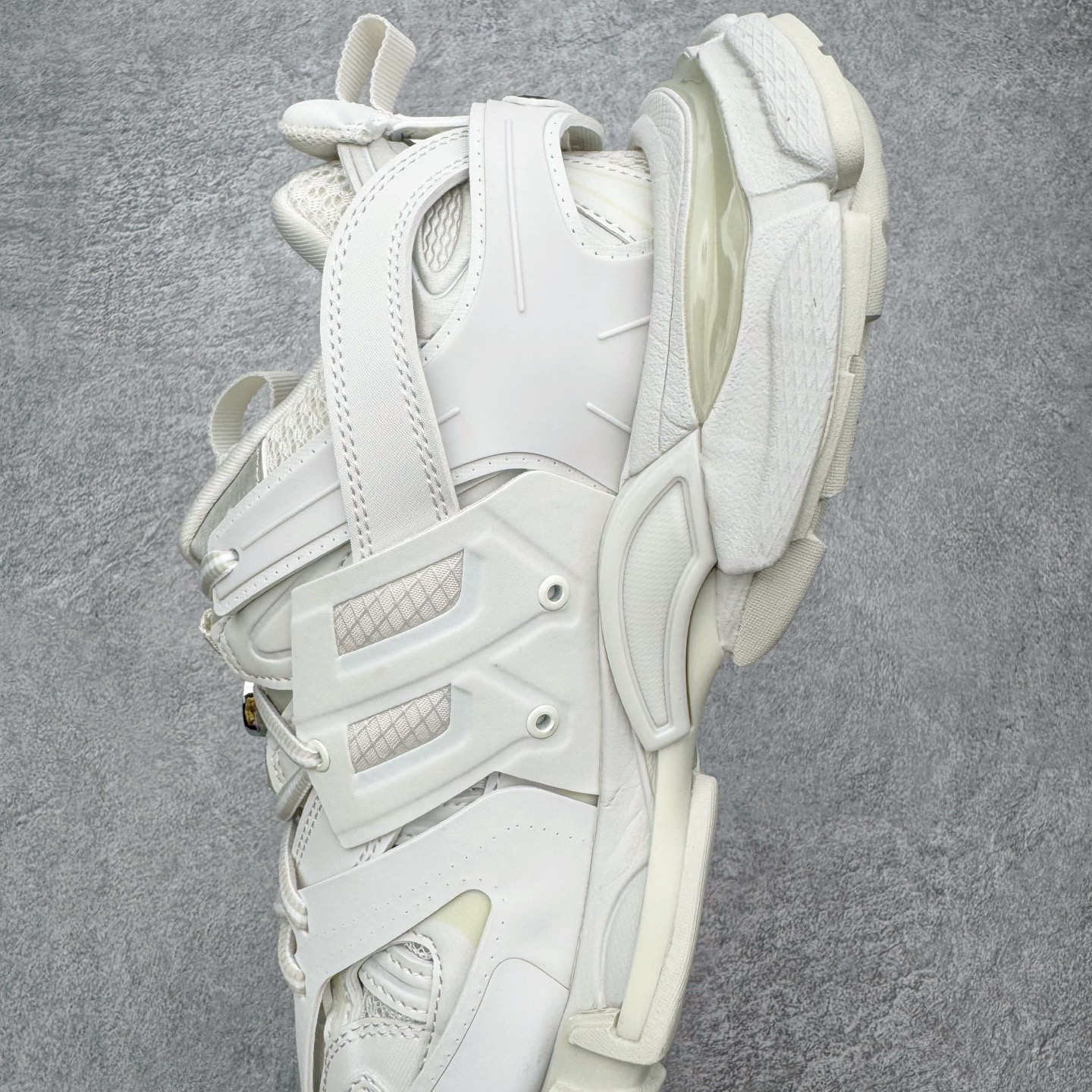 图片[7]-＃VG零售版 BALENCIAGA Track 巴黎世家复古老爹鞋 全套原纸板楦头开发 最原汁原味的灵魂版型 全鞋荧光划线卡点 胶水把控整洁度追求极致完美 每一双都是工艺品 多重QC质检 超越公司货的品控标准 实实在在的免检产品 原盒原配 正确字体电绣 粗细、位置、大小正确 侧边TPU 透气孔匹配意产原版 正确气垫分离大底 TPU软底 原版一致大底LOGO 立体感十足 原厂皮料水洗做旧 采购原厂网纱 该款鞋采用网眼布和尼龙制成 不含皮革 鞋舌饰有Track.2橡胶品牌标识 外侧饰有橡胶品牌标识 泡沫后帮压印品牌标识 外底正面压印BB标识 由176块饰片拼接而成的铰接式鞋面 侧面配金属质感网眼布 内面配有额外金属光泽饰件 包含1副鞋带和1副备用鞋带 后帮配有拉环鞋提 动态鞋底设计 为双脚带来后续的助力 正常尺码 尺码：35 36 37 38 39 40 41 42 43 44 45 46-选品中心