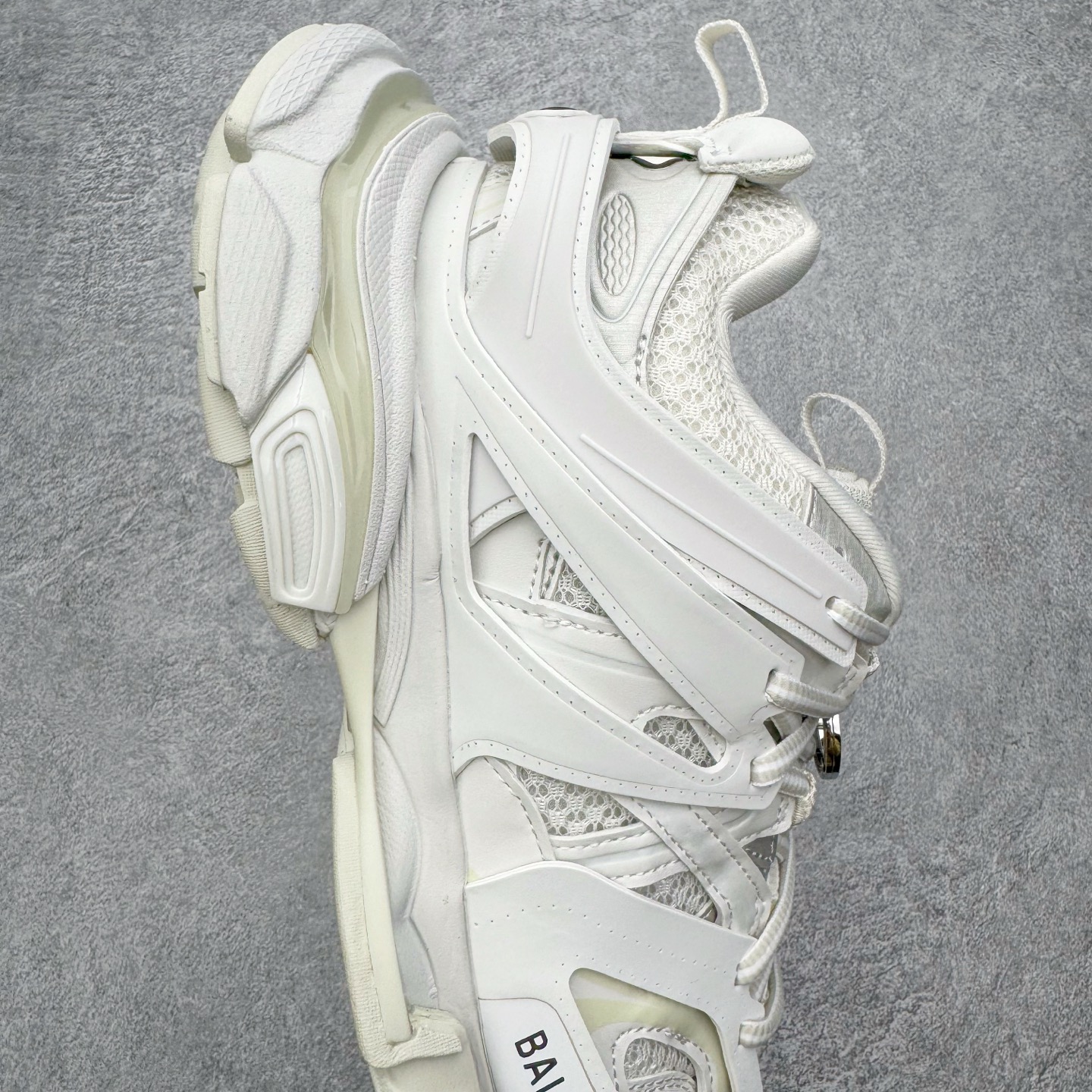 图片[6]-＃VG零售版 BALENCIAGA Track 巴黎世家复古老爹鞋 全套原纸板楦头开发 最原汁原味的灵魂版型 全鞋荧光划线卡点 胶水把控整洁度追求极致完美 每一双都是工艺品 多重QC质检 超越公司货的品控标准 实实在在的免检产品 原盒原配 正确字体电绣 粗细、位置、大小正确 侧边TPU 透气孔匹配意产原版 正确气垫分离大底 TPU软底 原版一致大底LOGO 立体感十足 原厂皮料水洗做旧 采购原厂网纱 该款鞋采用网眼布和尼龙制成 不含皮革 鞋舌饰有Track.2橡胶品牌标识 外侧饰有橡胶品牌标识 泡沫后帮压印品牌标识 外底正面压印BB标识 由176块饰片拼接而成的铰接式鞋面 侧面配金属质感网眼布 内面配有额外金属光泽饰件 包含1副鞋带和1副备用鞋带 后帮配有拉环鞋提 动态鞋底设计 为双脚带来后续的助力 正常尺码 尺码：35 36 37 38 39 40 41 42 43 44 45 46-选品中心