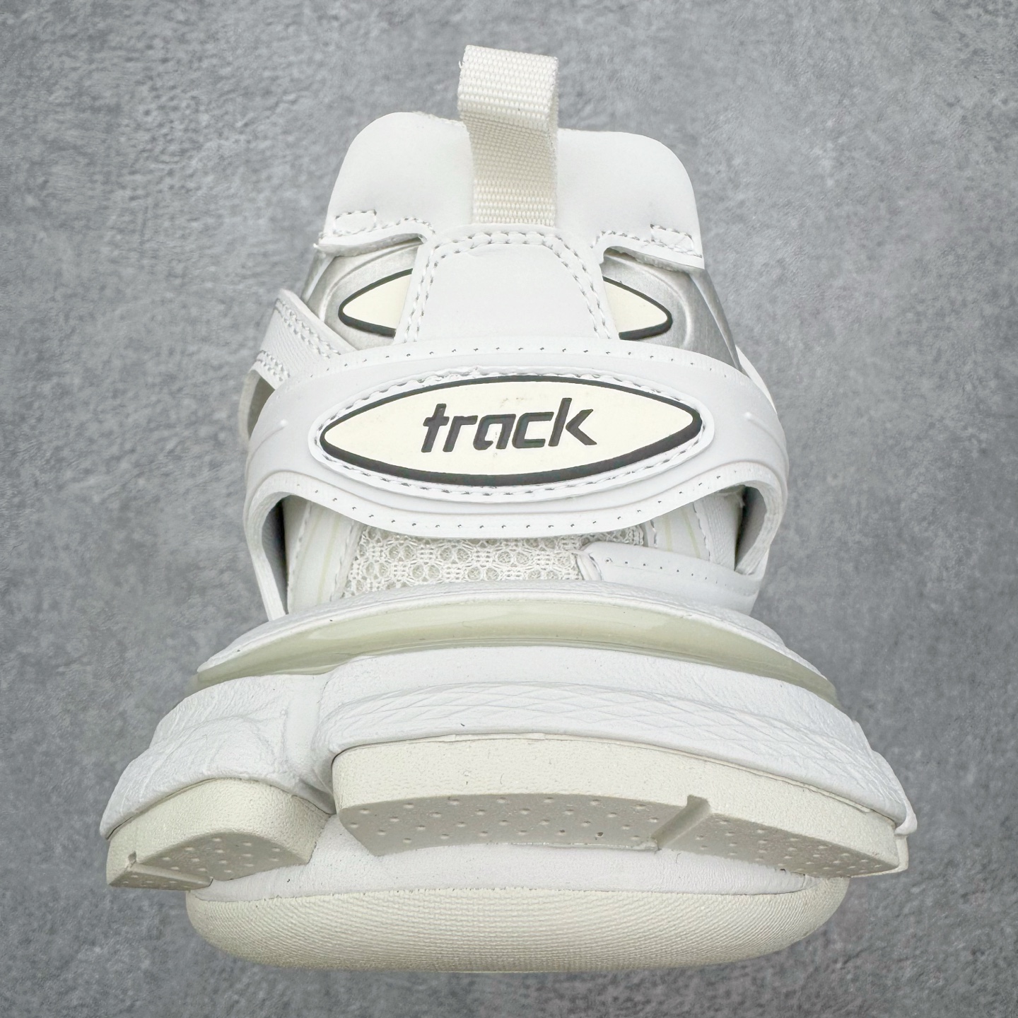 图片[8]-＃VG零售版 BALENCIAGA Track 巴黎世家复古老爹鞋 全套原纸板楦头开发 最原汁原味的灵魂版型 全鞋荧光划线卡点 胶水把控整洁度追求极致完美 每一双都是工艺品 多重QC质检 超越公司货的品控标准 实实在在的免检产品 原盒原配 正确字体电绣 粗细、位置、大小正确 侧边TPU 透气孔匹配意产原版 正确气垫分离大底 TPU软底 原版一致大底LOGO 立体感十足 原厂皮料水洗做旧 采购原厂网纱 该款鞋采用网眼布和尼龙制成 不含皮革 鞋舌饰有Track.2橡胶品牌标识 外侧饰有橡胶品牌标识 泡沫后帮压印品牌标识 外底正面压印BB标识 由176块饰片拼接而成的铰接式鞋面 侧面配金属质感网眼布 内面配有额外金属光泽饰件 包含1副鞋带和1副备用鞋带 后帮配有拉环鞋提 动态鞋底设计 为双脚带来后续的助力 正常尺码 尺码：35 36 37 38 39 40 41 42 43 44 45 46-选品中心